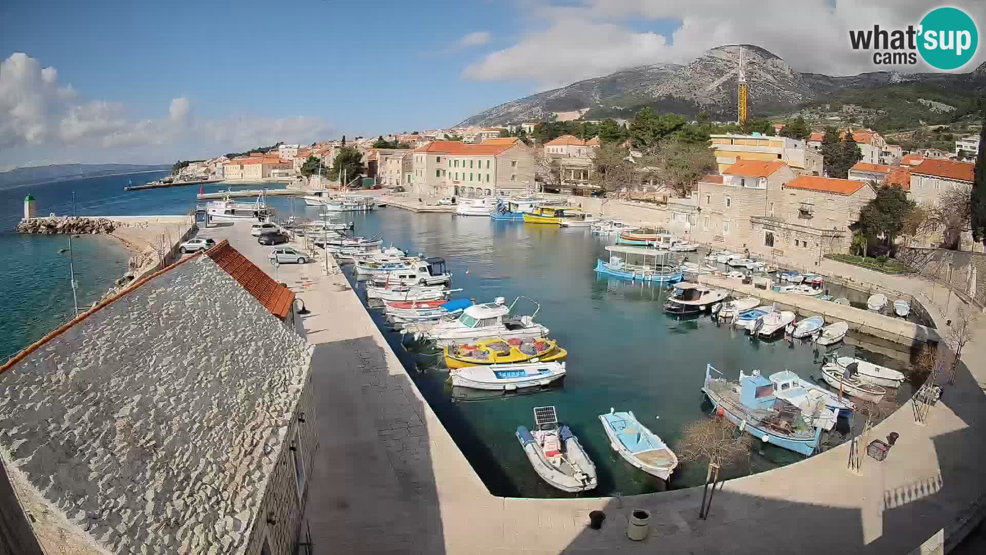 Web kamera Bol Riva – Pogled uživo na luku i marinu