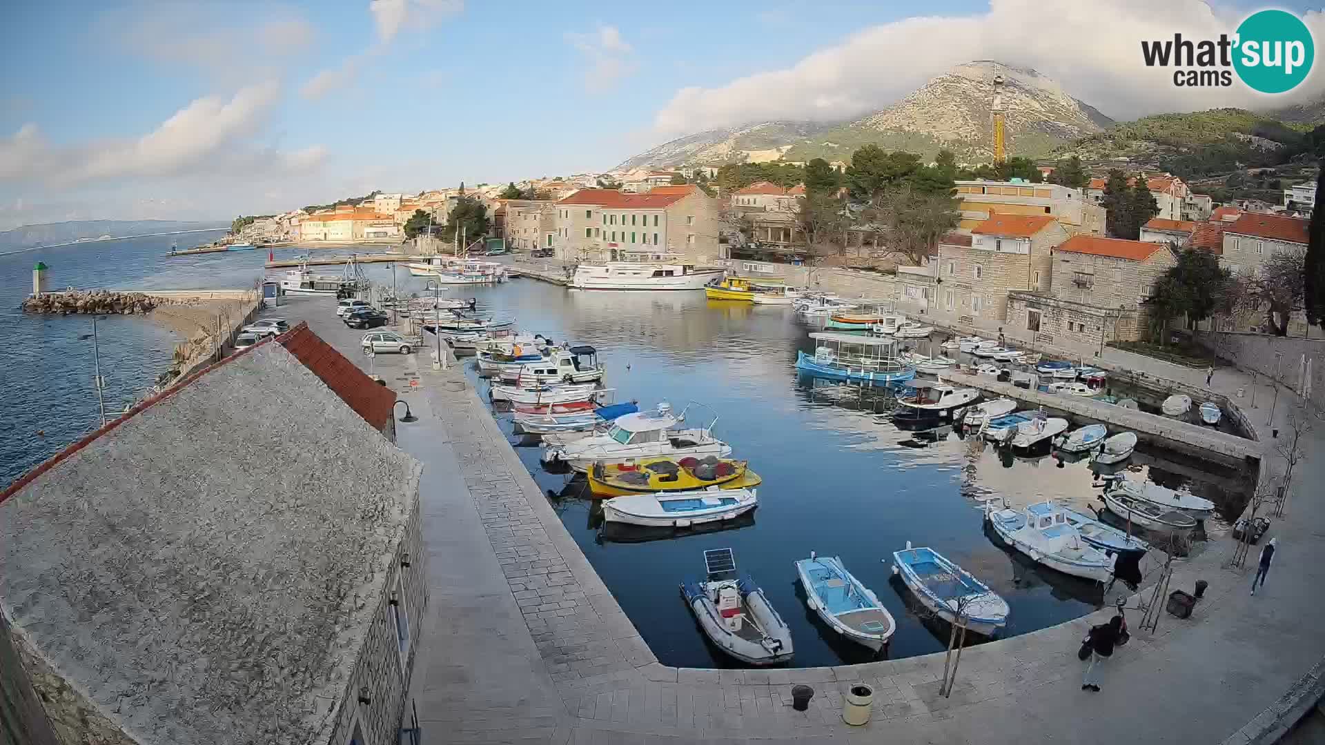 Web kamera Bol Riva – Pogled uživo na luku i marinu