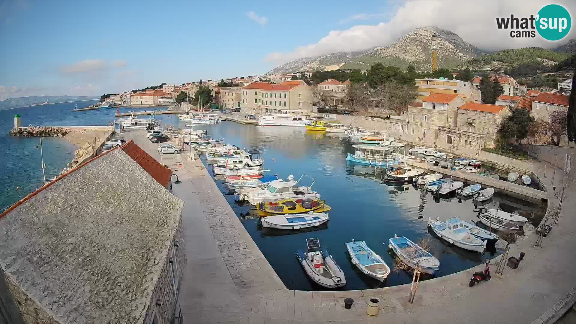 Web kamera Bol Riva – Pogled uživo na luku i marinu