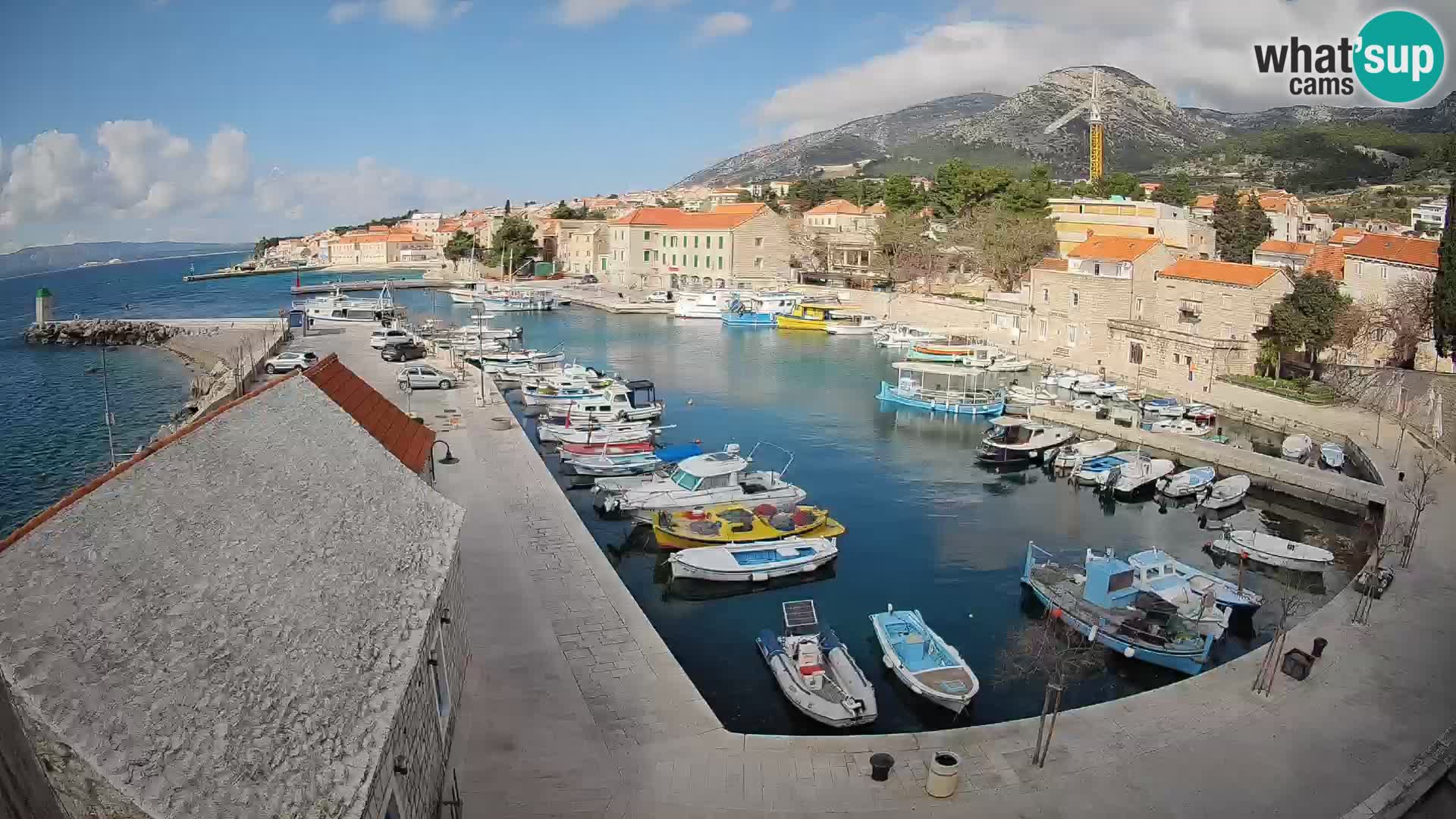 Web kamera Bol Riva – Pogled uživo na luku i marinu