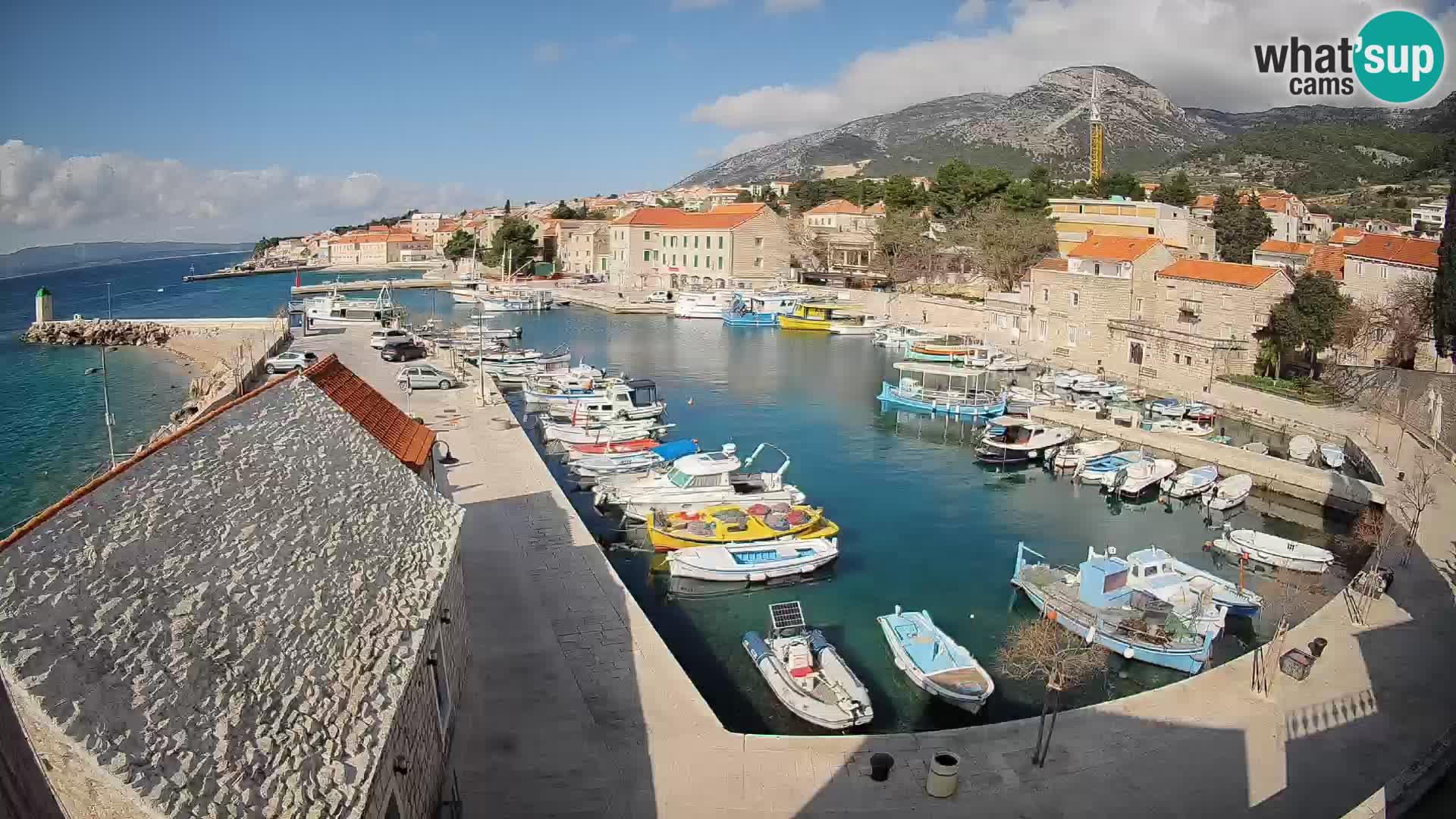 Web kamera Bol Riva – Pogled uživo na luku i marinu