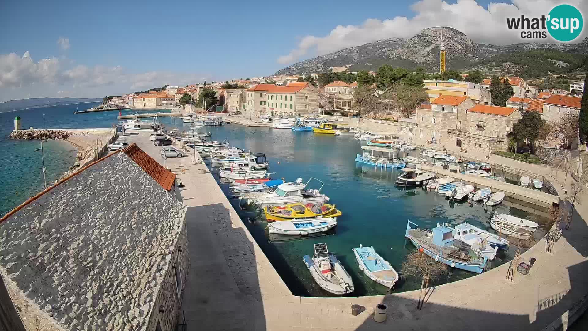 Web kamera Bol Riva – Pogled uživo na luku i marinu