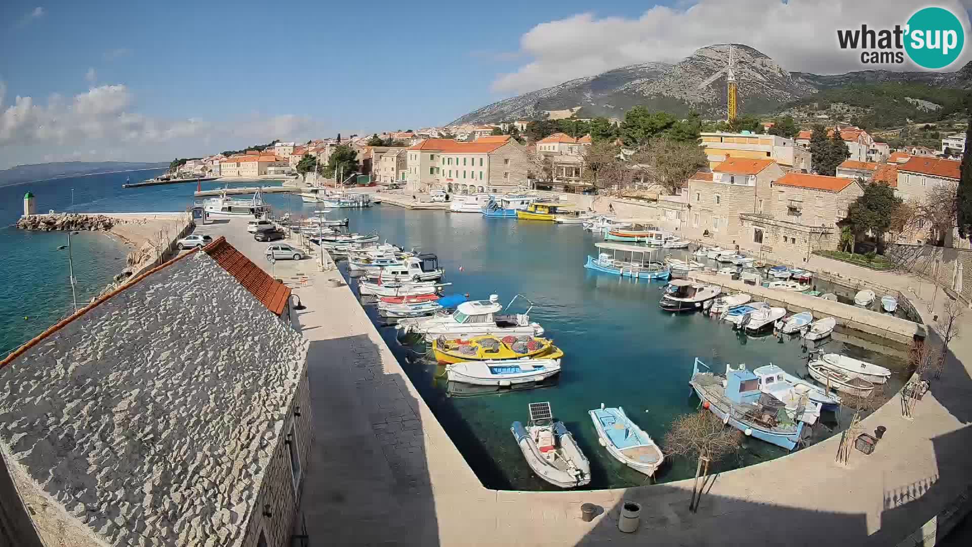 Web kamera Bol Riva – Pogled uživo na luku i marinu