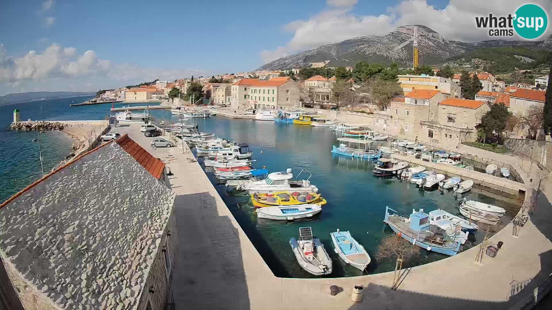 Spletna kamera Bol pristanišče – Pogled v živo na Rivo in marino