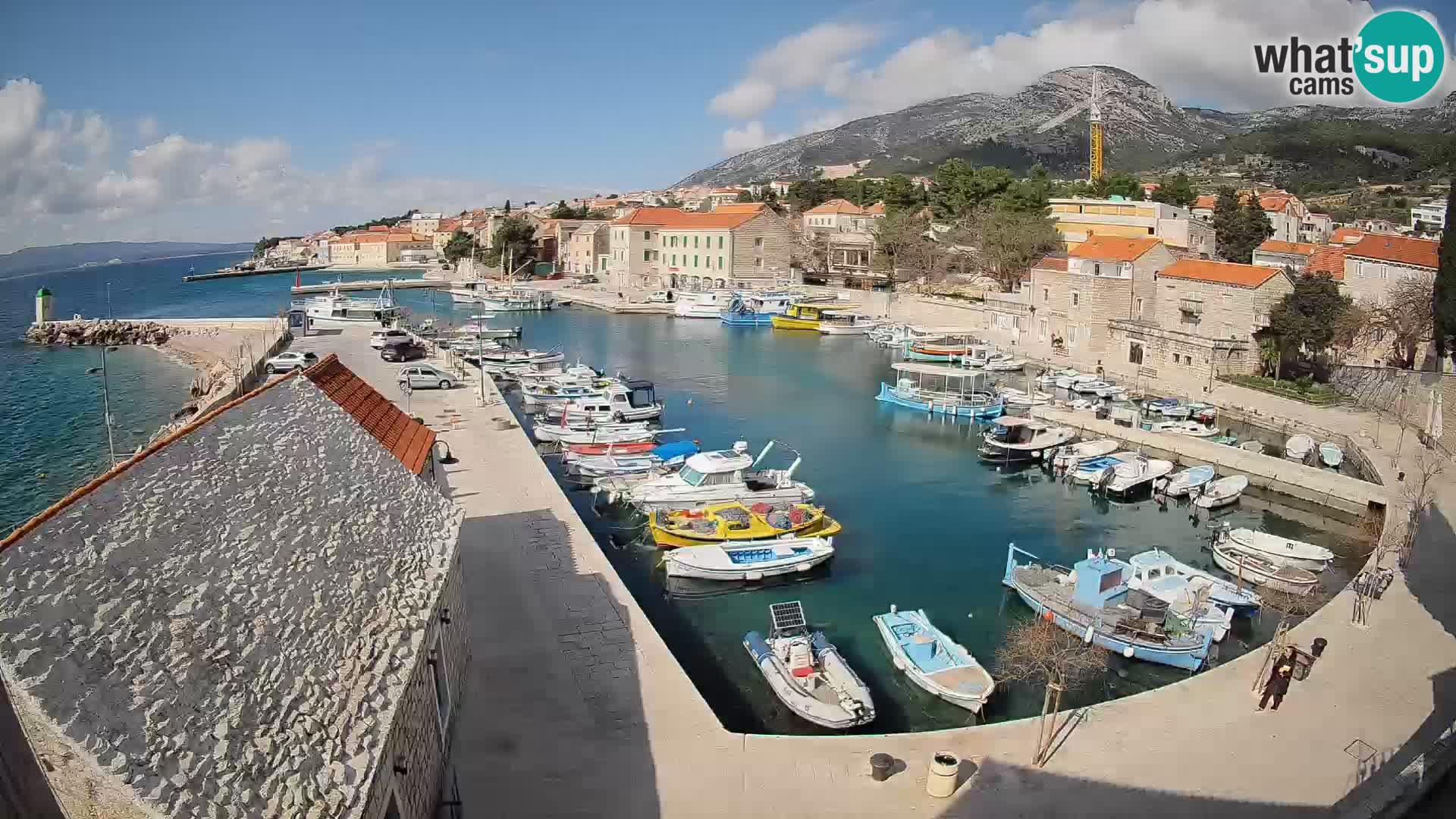 Spletna kamera Bol pristanišče – Pogled v živo na Rivo in marino