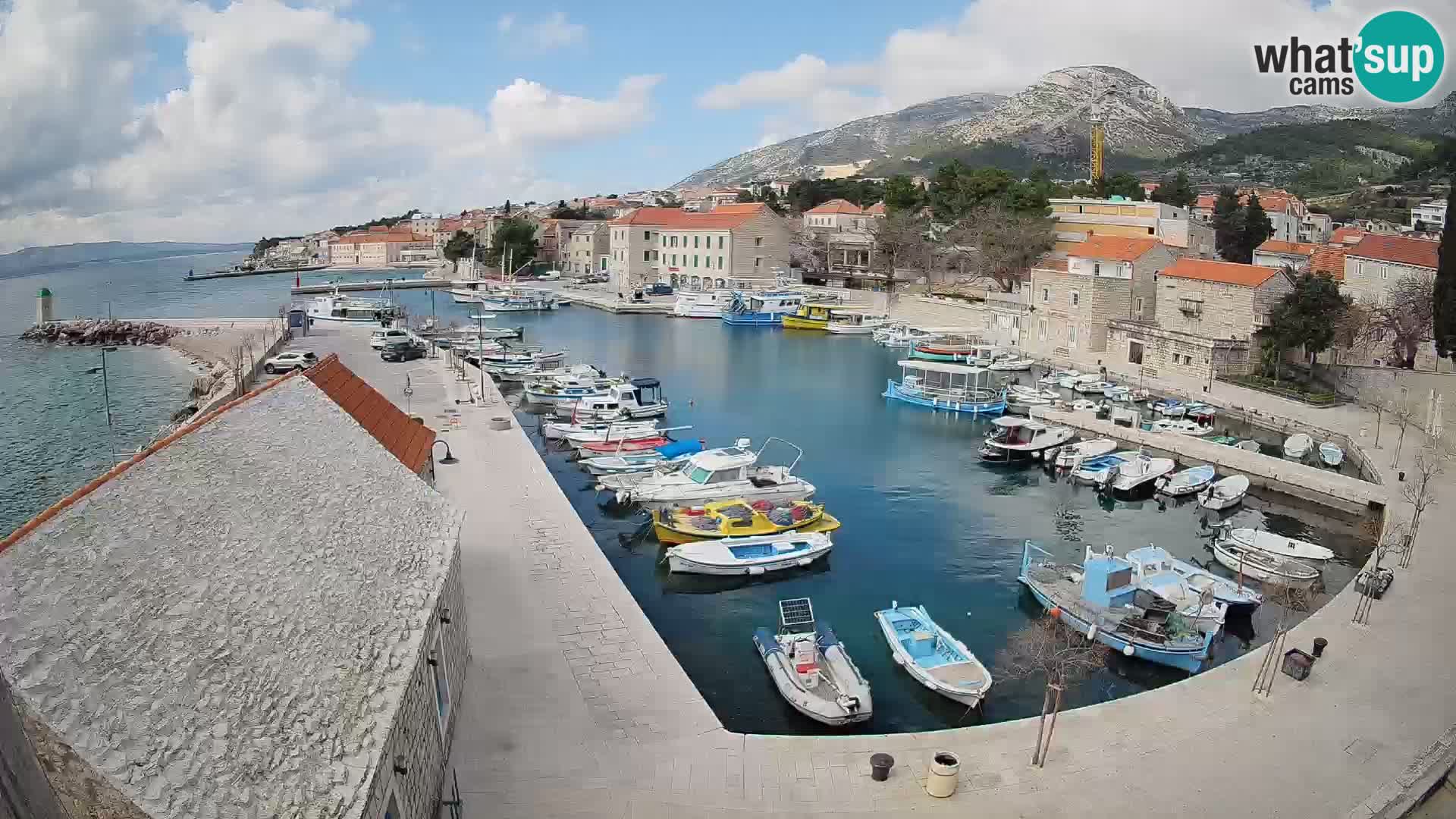 Web kamera Bol Riva – Pogled uživo na luku i marinu