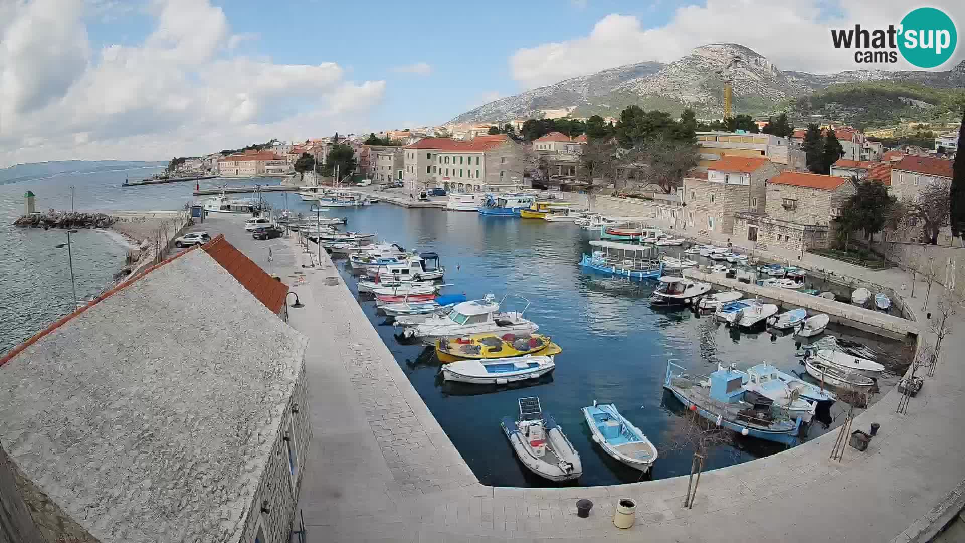 Spletna kamera Bol pristanišče – Pogled v živo na Rivo in marino