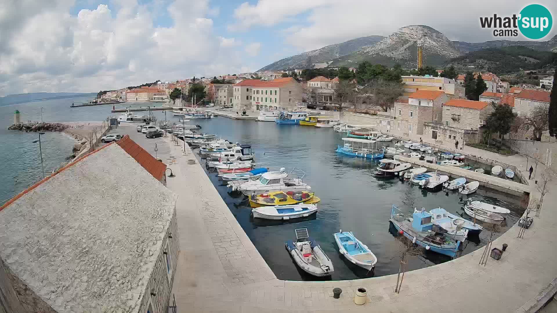 Web kamera Bol Riva – Pogled uživo na luku i marinu