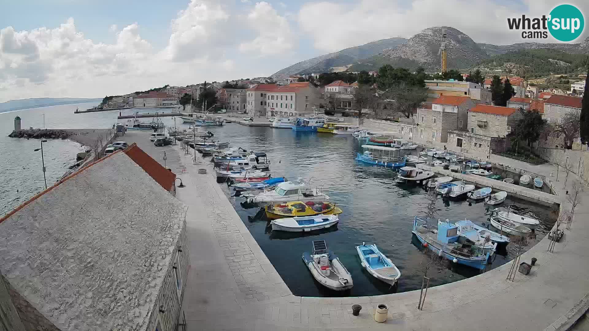 Spletna kamera Bol pristanišče – Pogled v živo na Rivo in marino