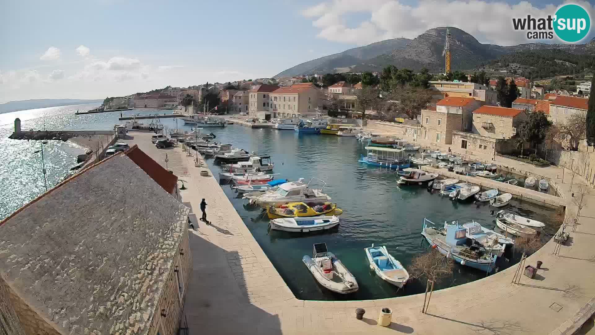 Web kamera Bol Riva – Pogled uživo na luku i marinu