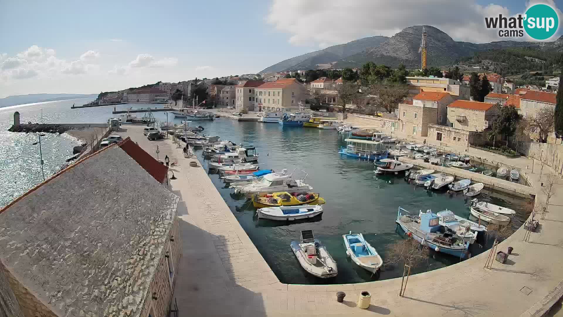 Spletna kamera Bol pristanišče – Pogled v živo na Rivo in marino