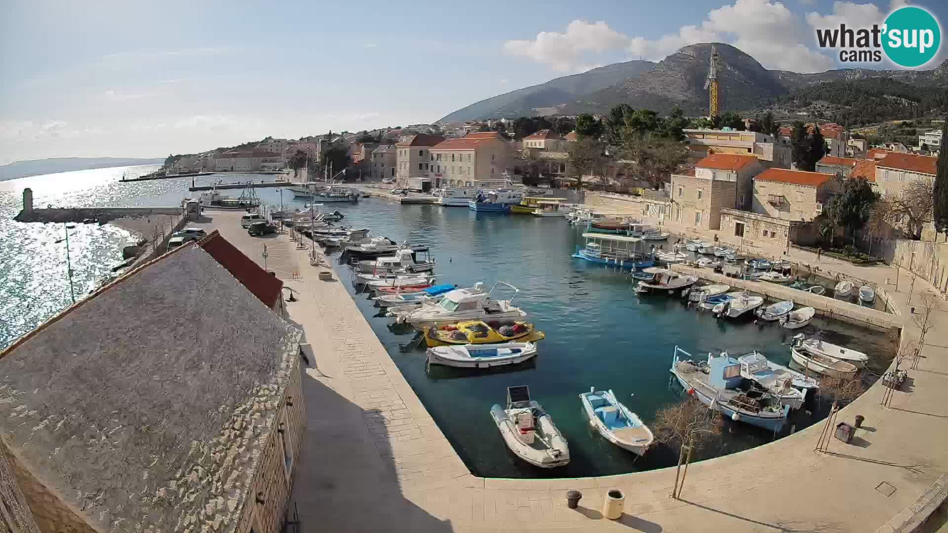 Webcam porto di Bol – Vista live sulla Riva e Marina