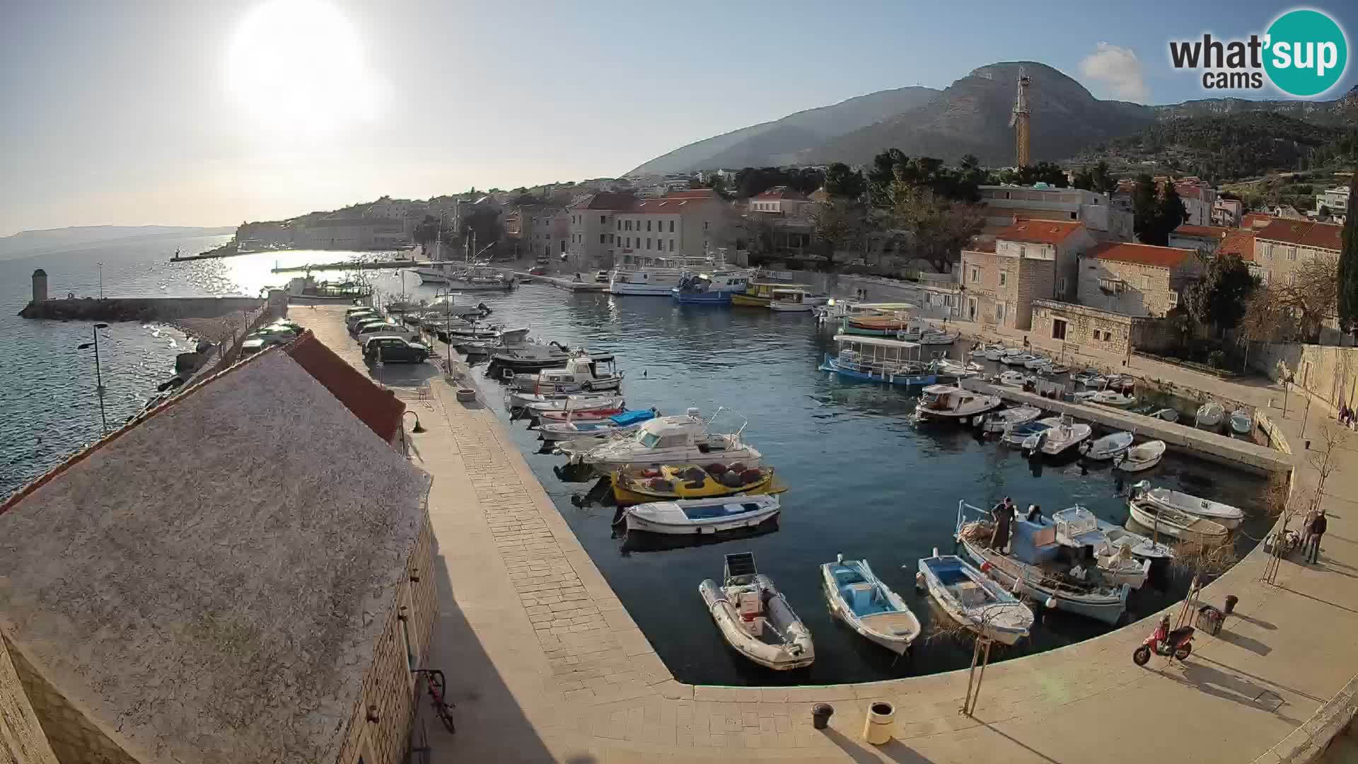 Webcam porto di Bol – Vista live sulla Riva e Marina