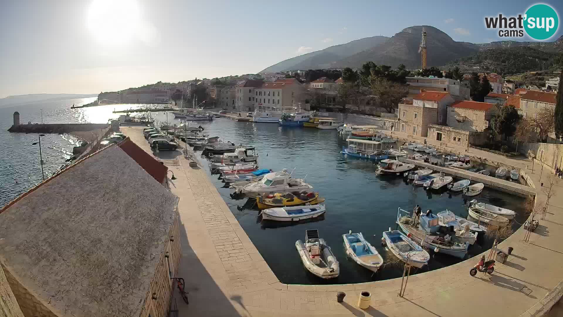 Spletna kamera Bol pristanišče – Pogled v živo na Rivo in marino