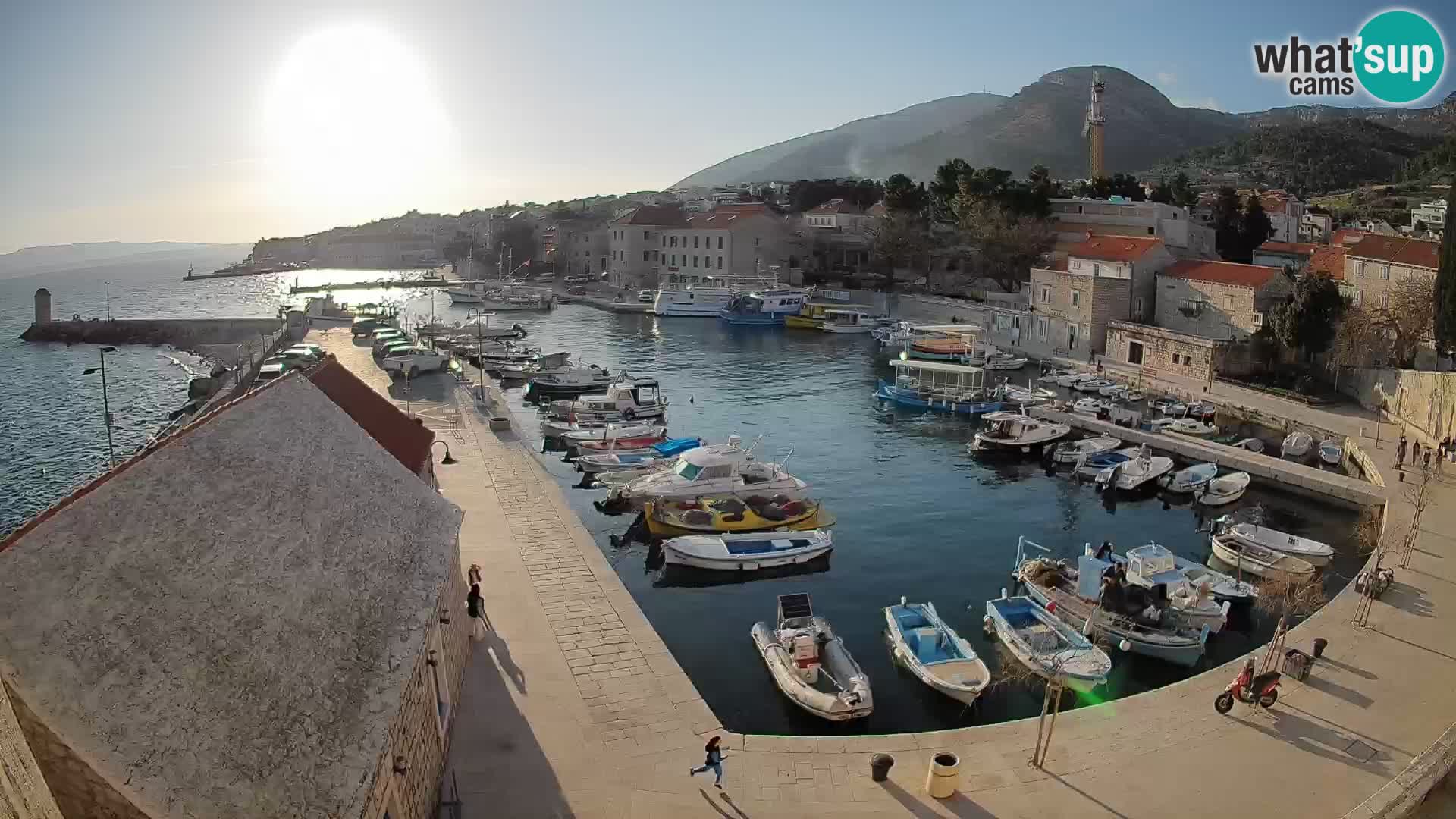 Webcam porto di Bol – Vista live sulla Riva e Marina
