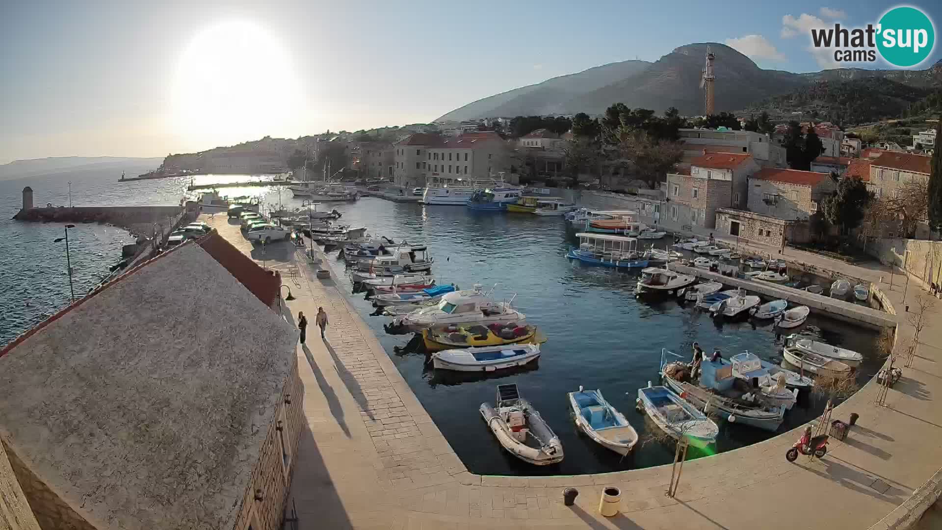 Webcam porto di Bol – Vista live sulla Riva e Marina