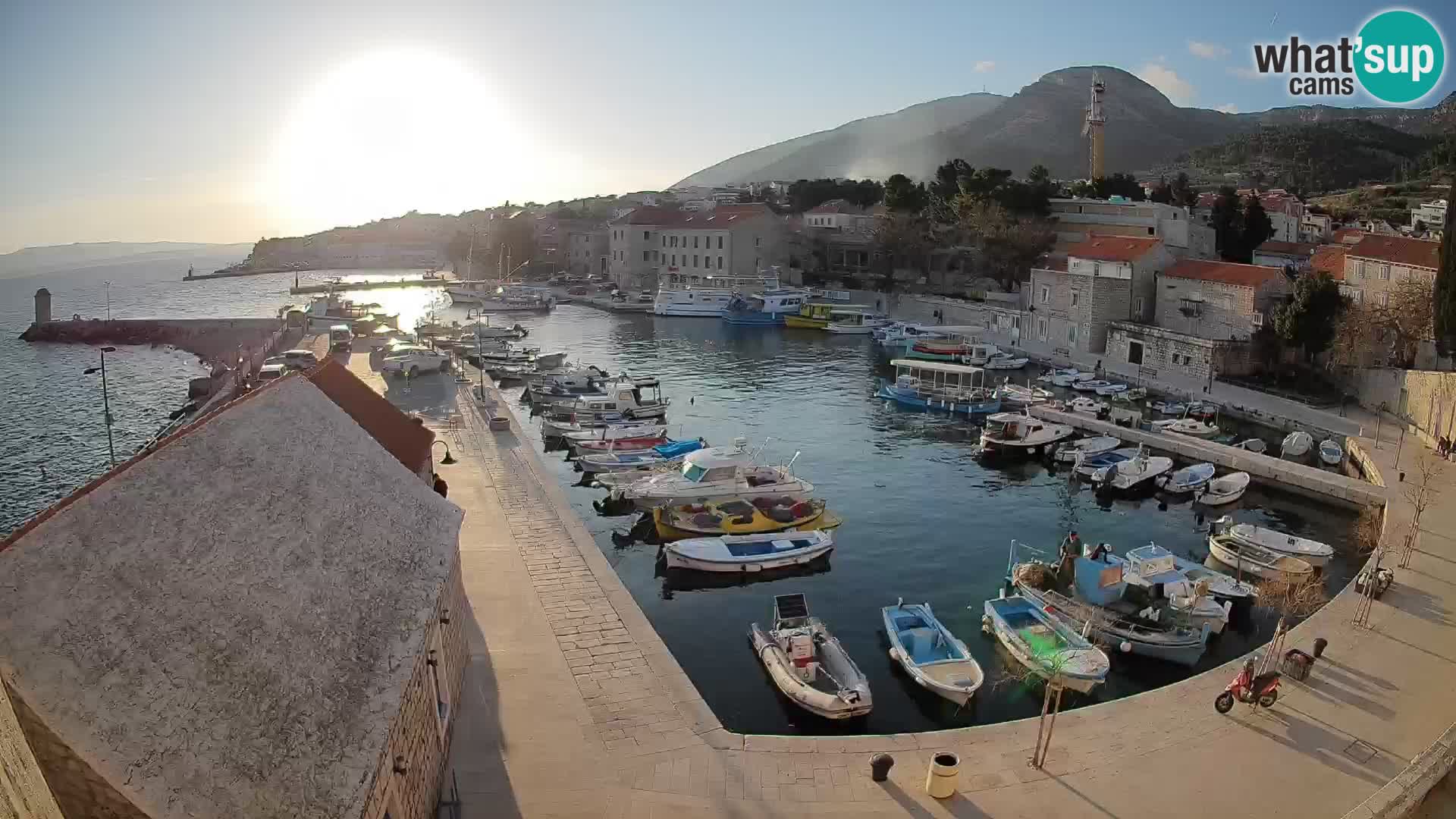 Web kamera Bol Riva – Pogled uživo na luku i marinu