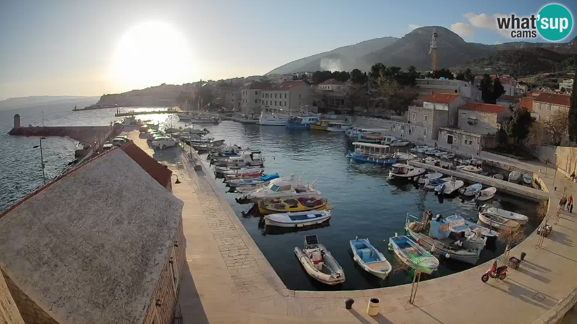 Spletna kamera Bol pristanišče – Pogled v živo na Rivo in marino