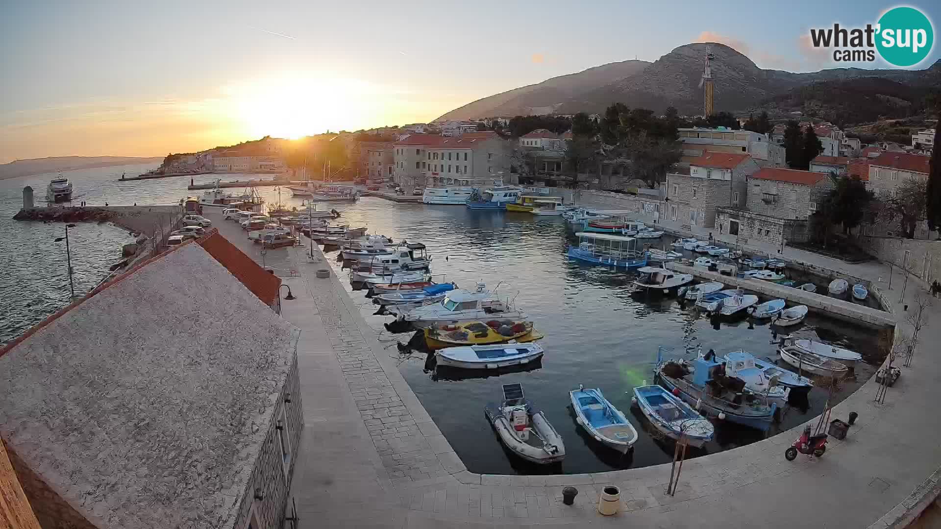 Web kamera Bol Riva – Pogled uživo na luku i marinu