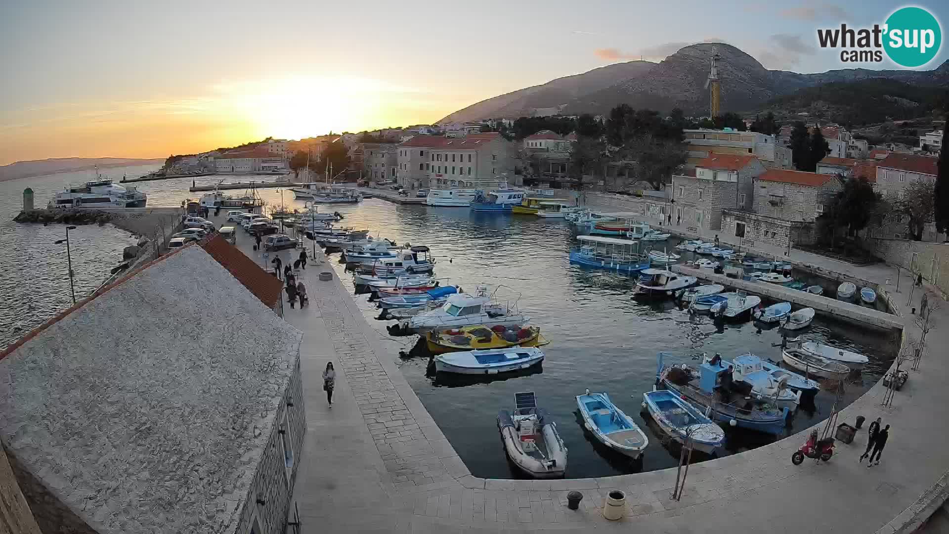 Spletna kamera Bol pristanišče – Pogled v živo na Rivo in marino