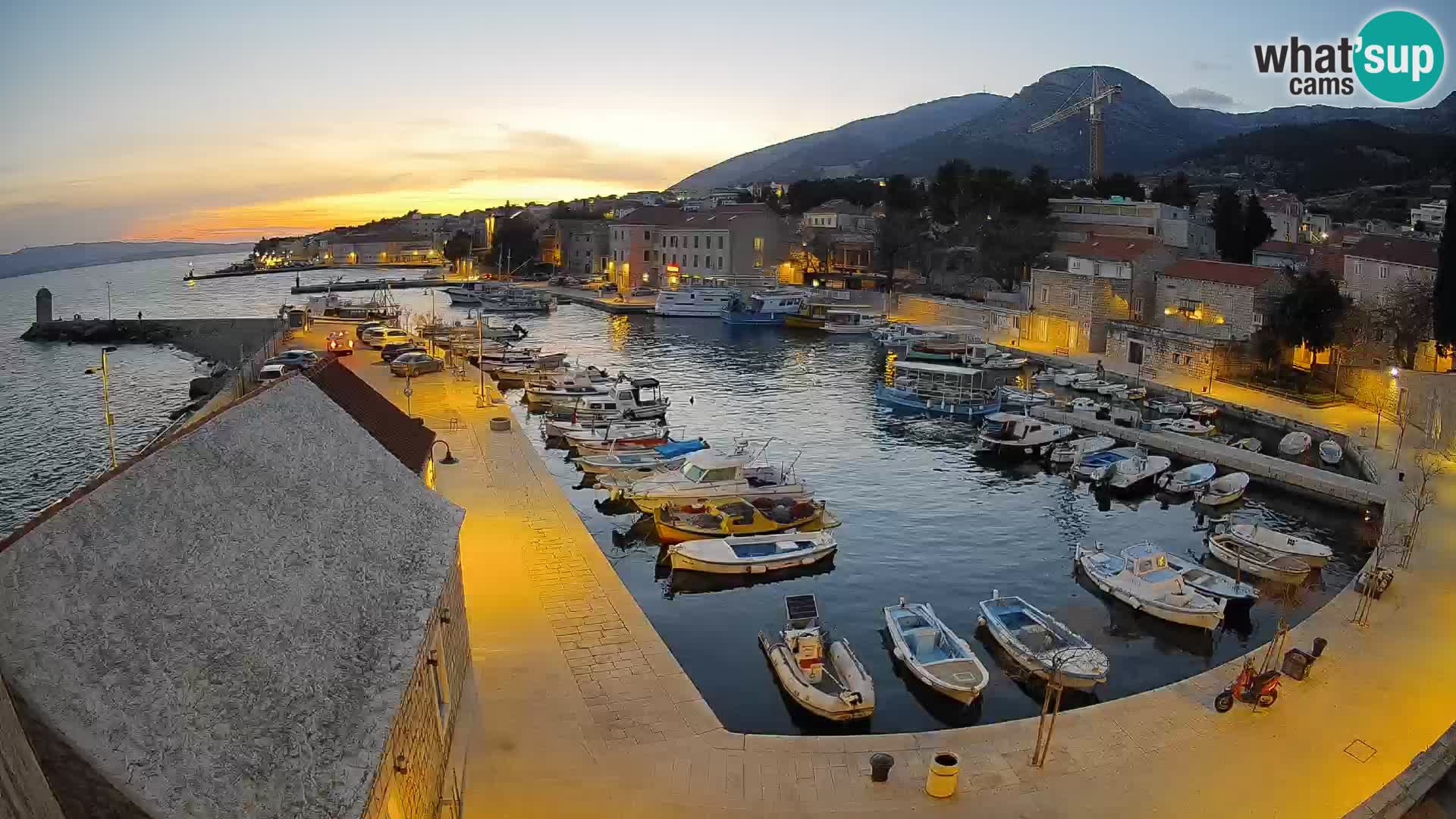 Webcam porto di Bol – Vista live sulla Riva e Marina