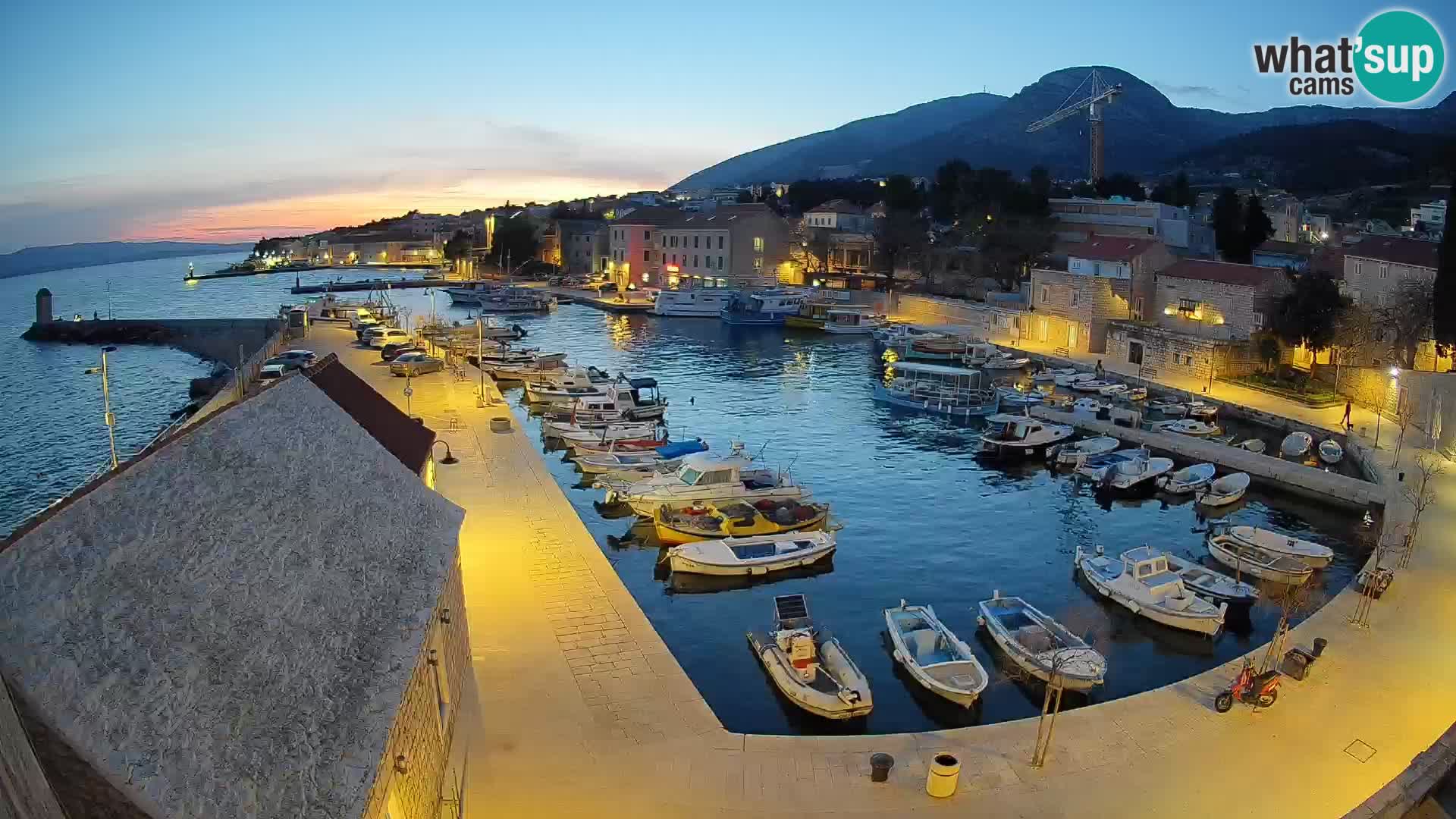 Webcam porto di Bol – Vista live sulla Riva e Marina