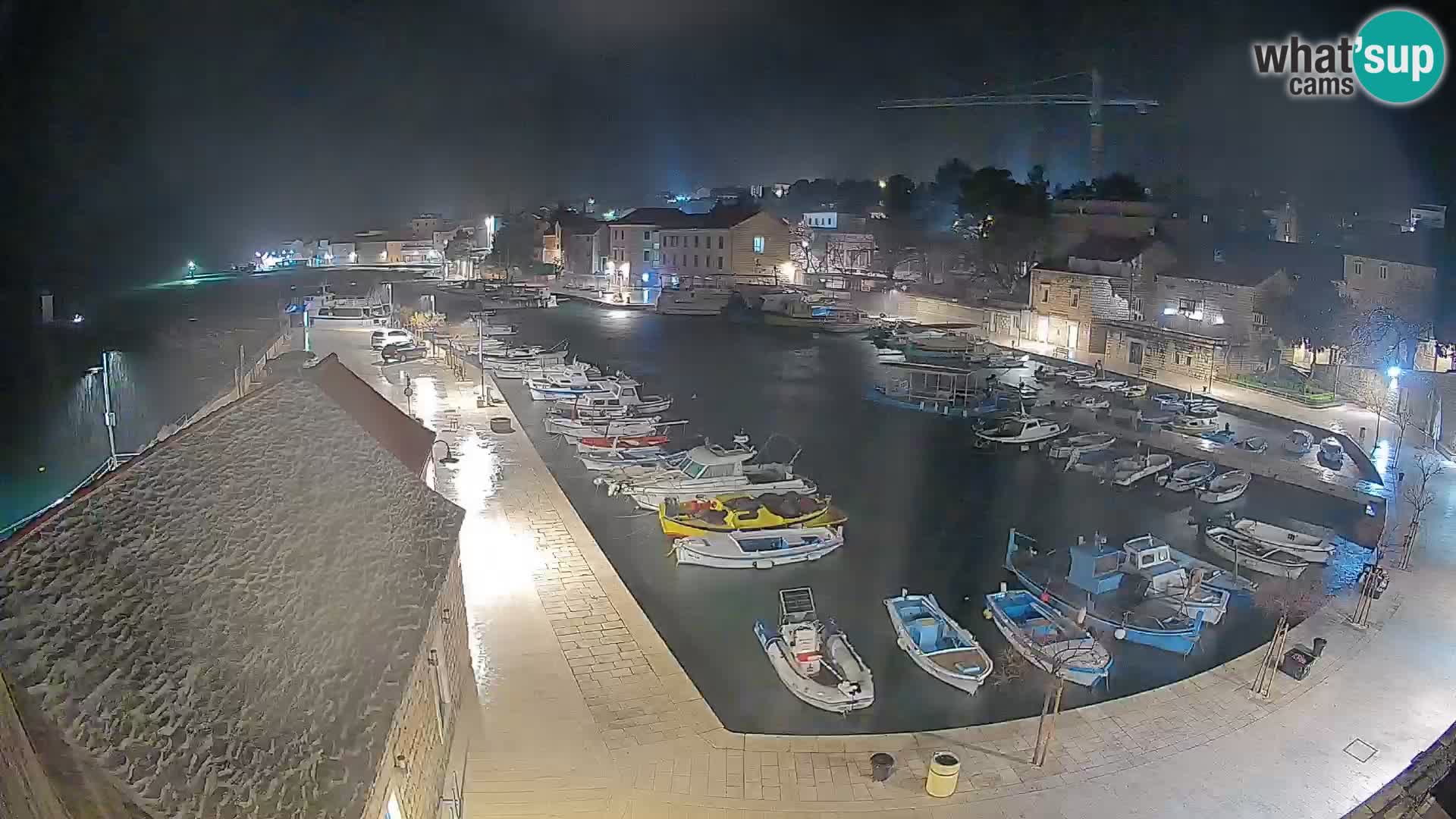 Spletna kamera Bol pristanišče – Pogled v živo na Rivo in marino