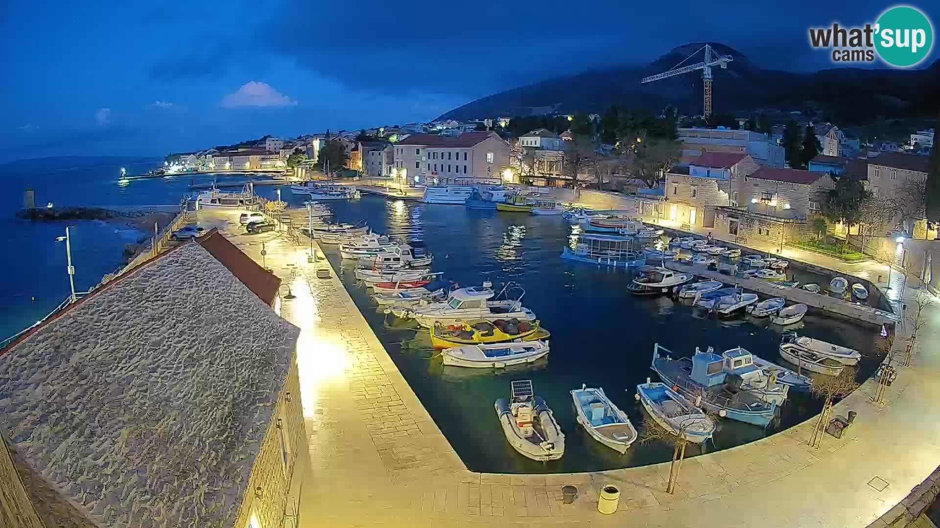 Web kamera Bol Riva – Pogled uživo na luku i marinu