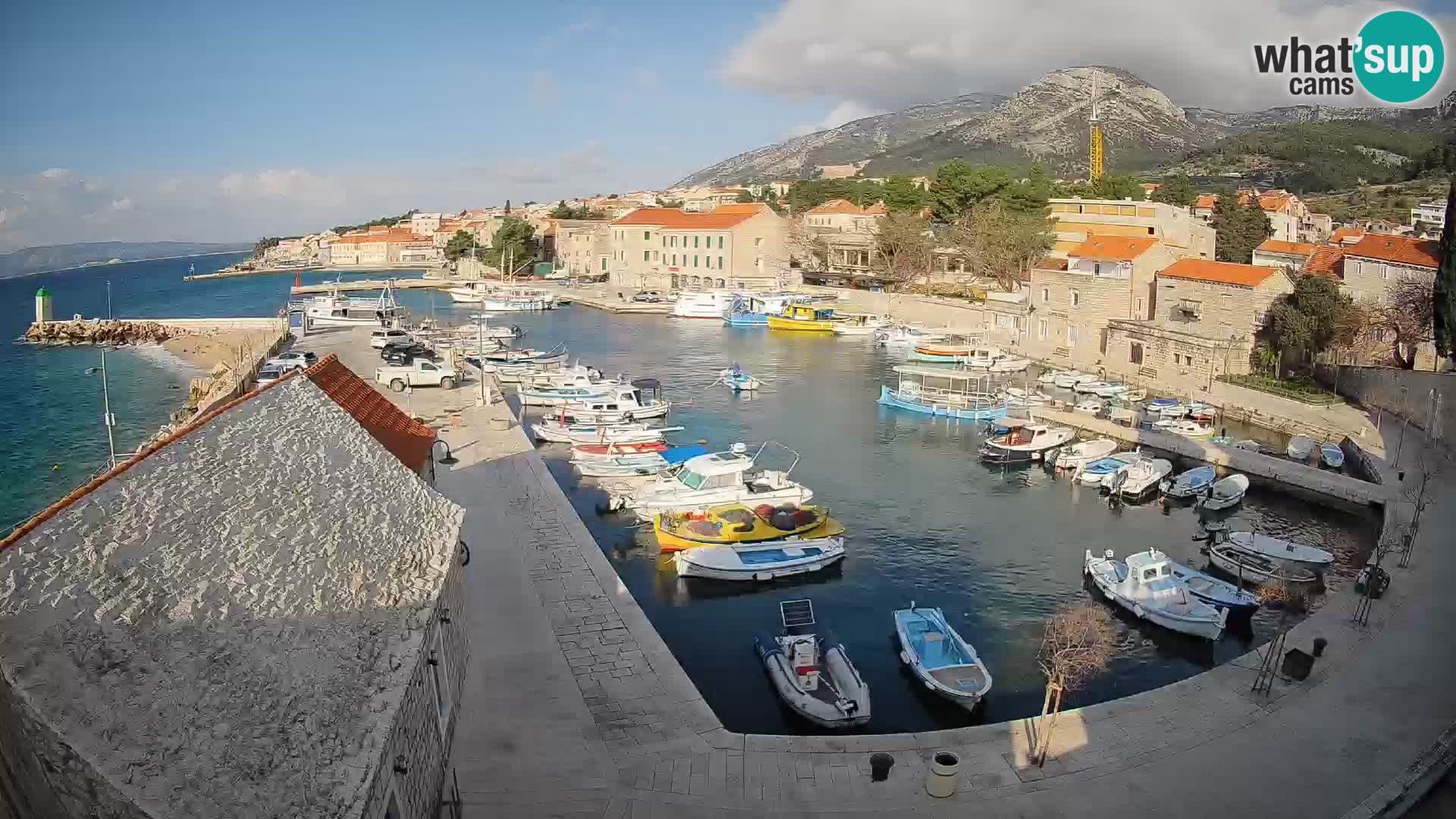 Spletna kamera Bol pristanišče – Pogled v živo na Rivo in marino