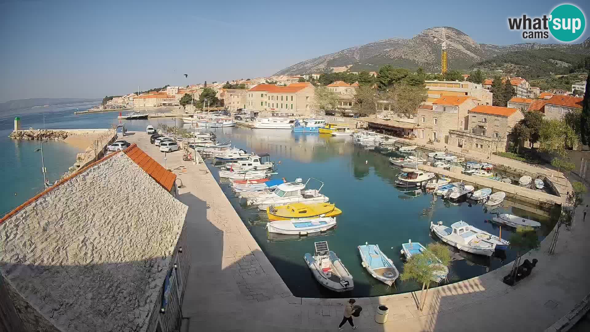 Spletna kamera Bol pristanišče – Pogled v živo na Rivo in marino