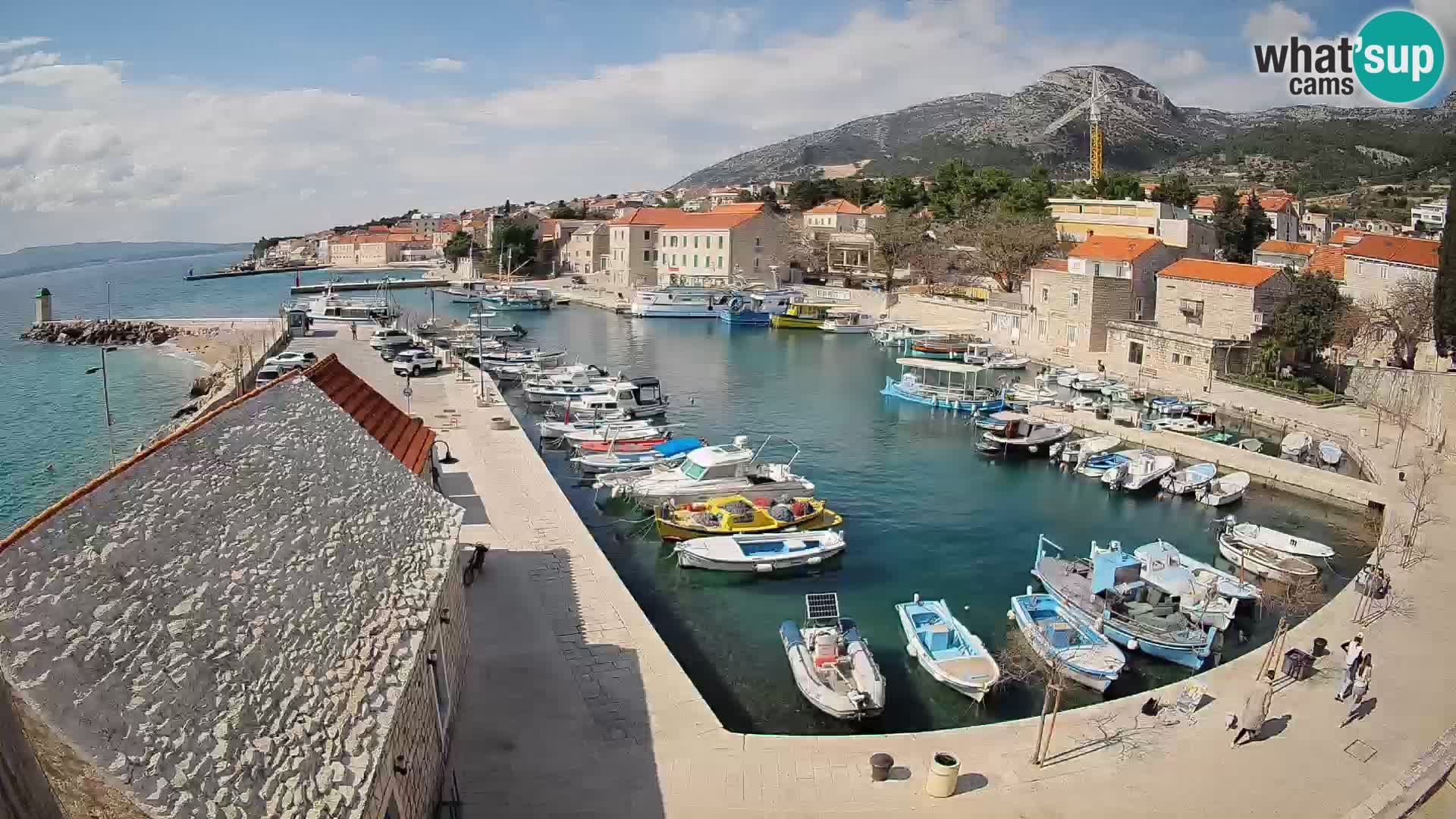 Web kamera Bol Riva – Pogled uživo na luku i marinu