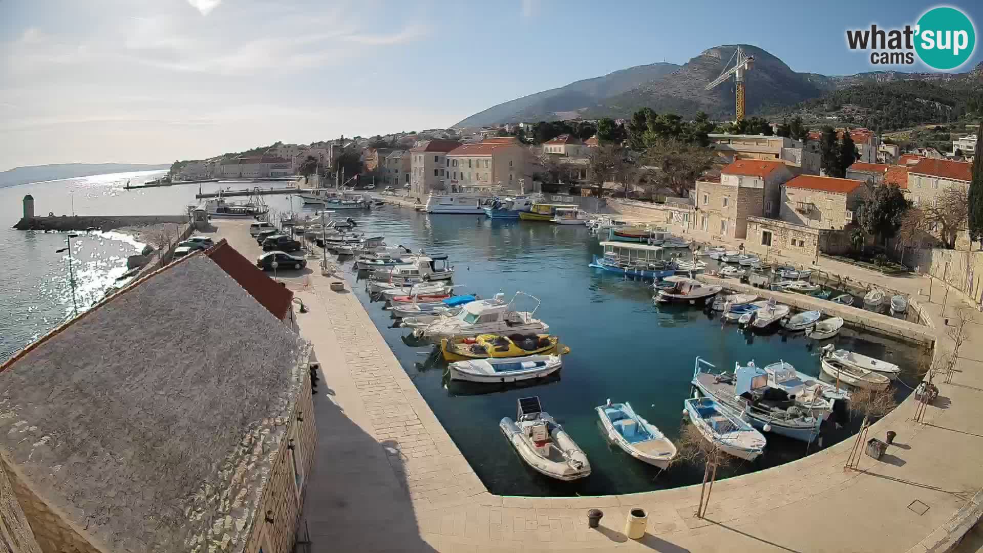 Spletna kamera Bol pristanišče – Pogled v živo na Rivo in marino