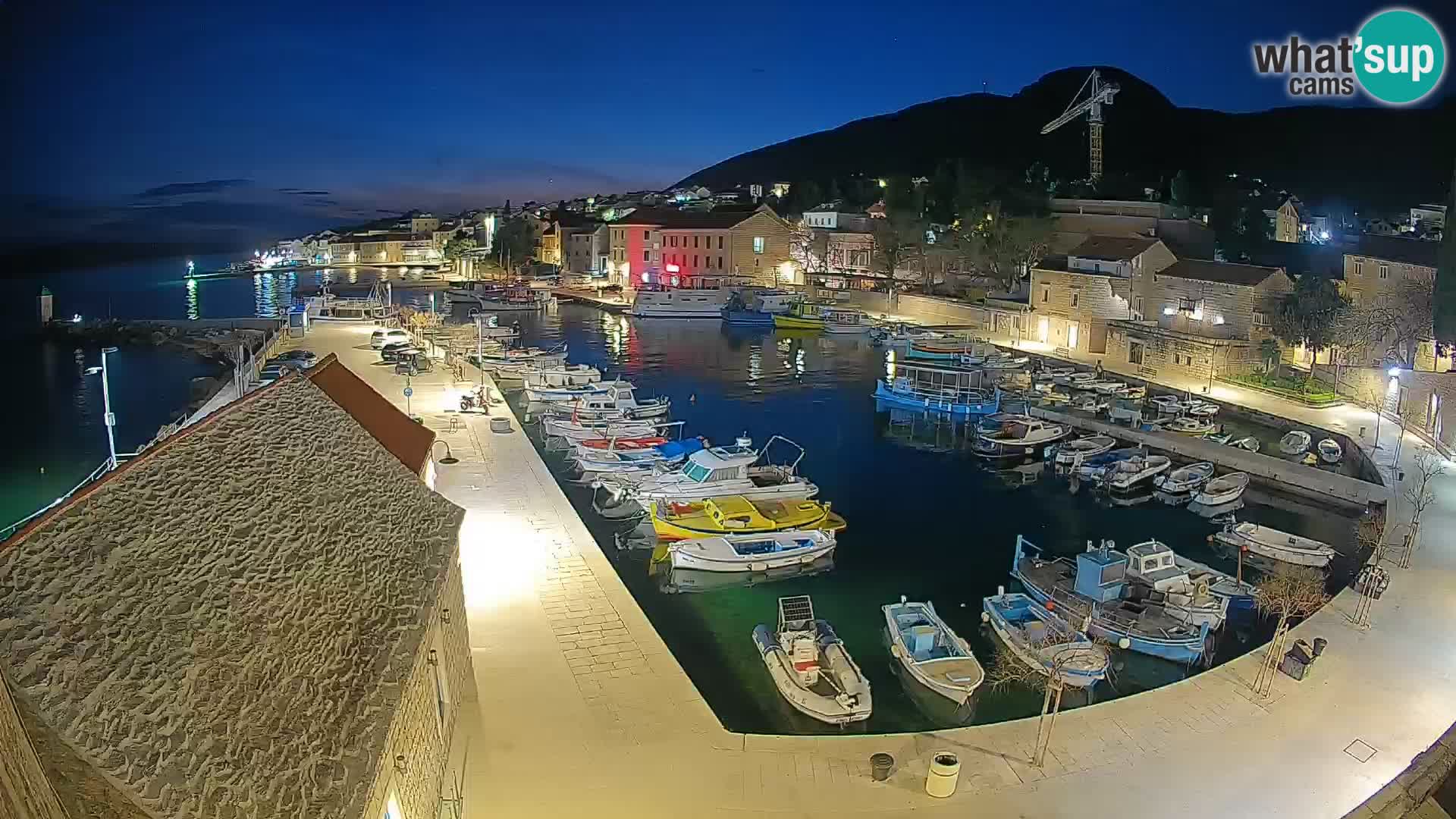 Web kamera Bol Riva – Pogled uživo na luku i marinu