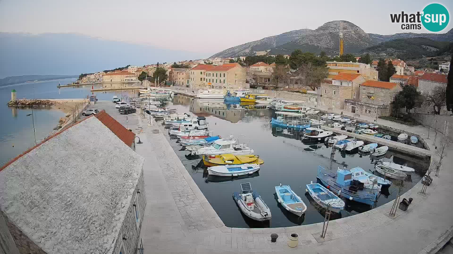 Spletna kamera Bol pristanišče – Pogled v živo na Rivo in marino