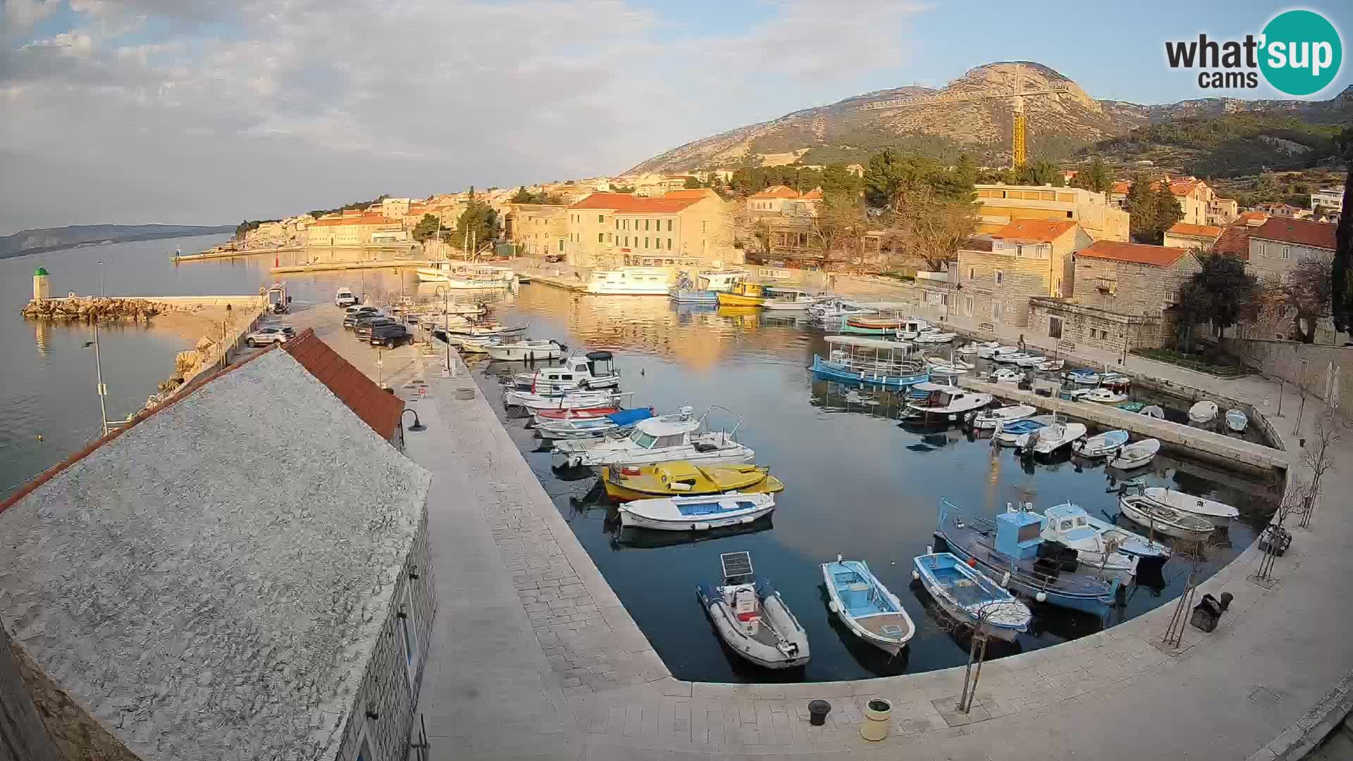 Spletna kamera Bol pristanišče – Pogled v živo na Rivo in marino