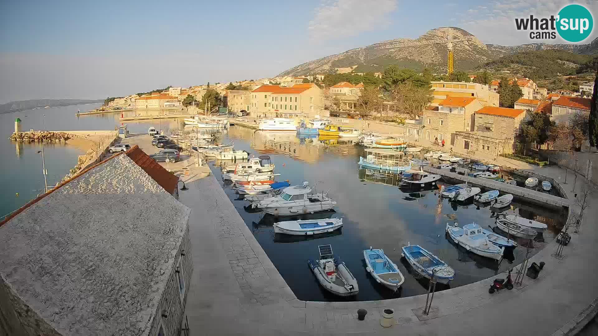 Webcam porto di Bol – Vista live sulla Riva e Marina