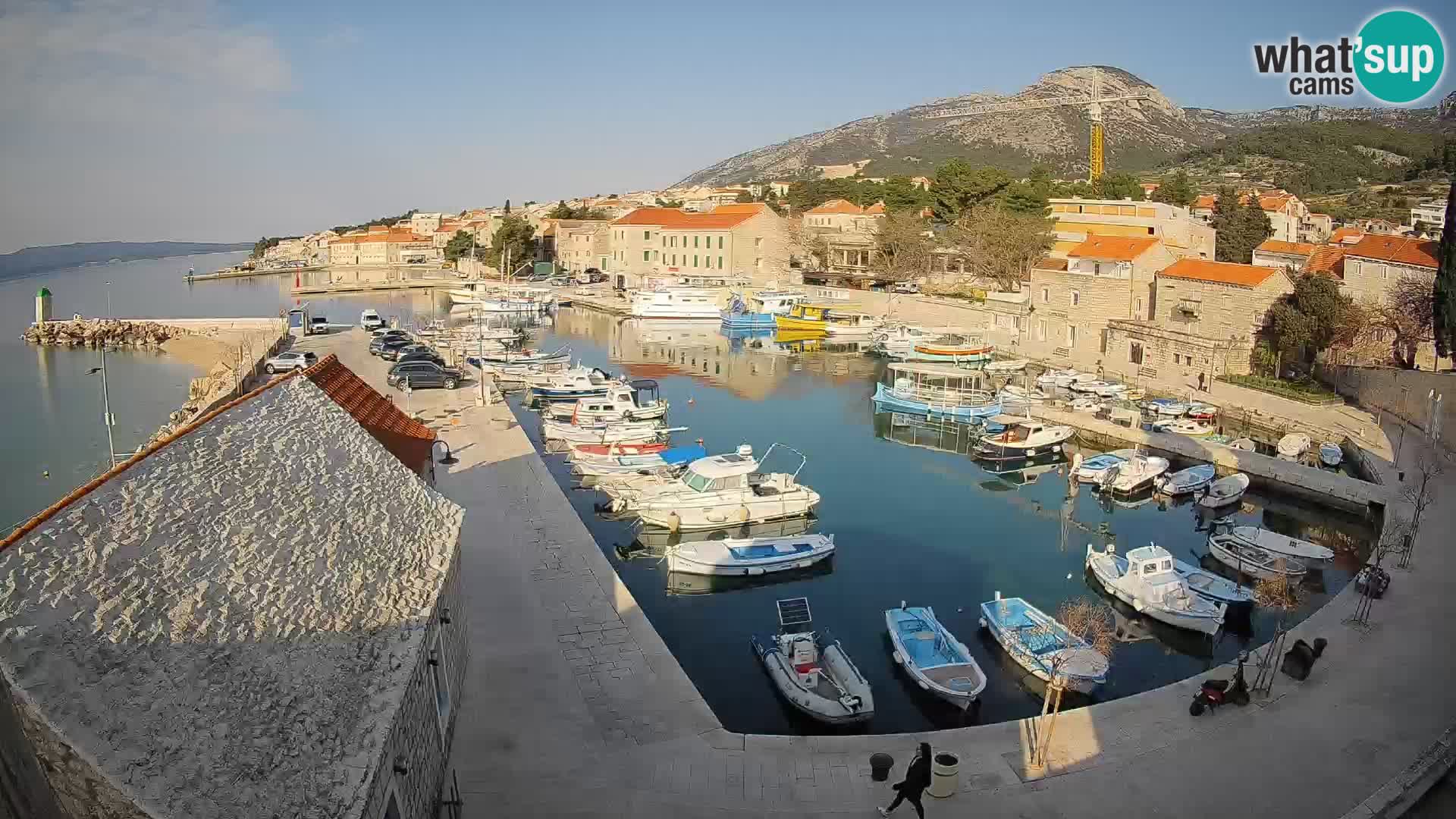 Spletna kamera Bol pristanišče – Pogled v živo na Rivo in marino