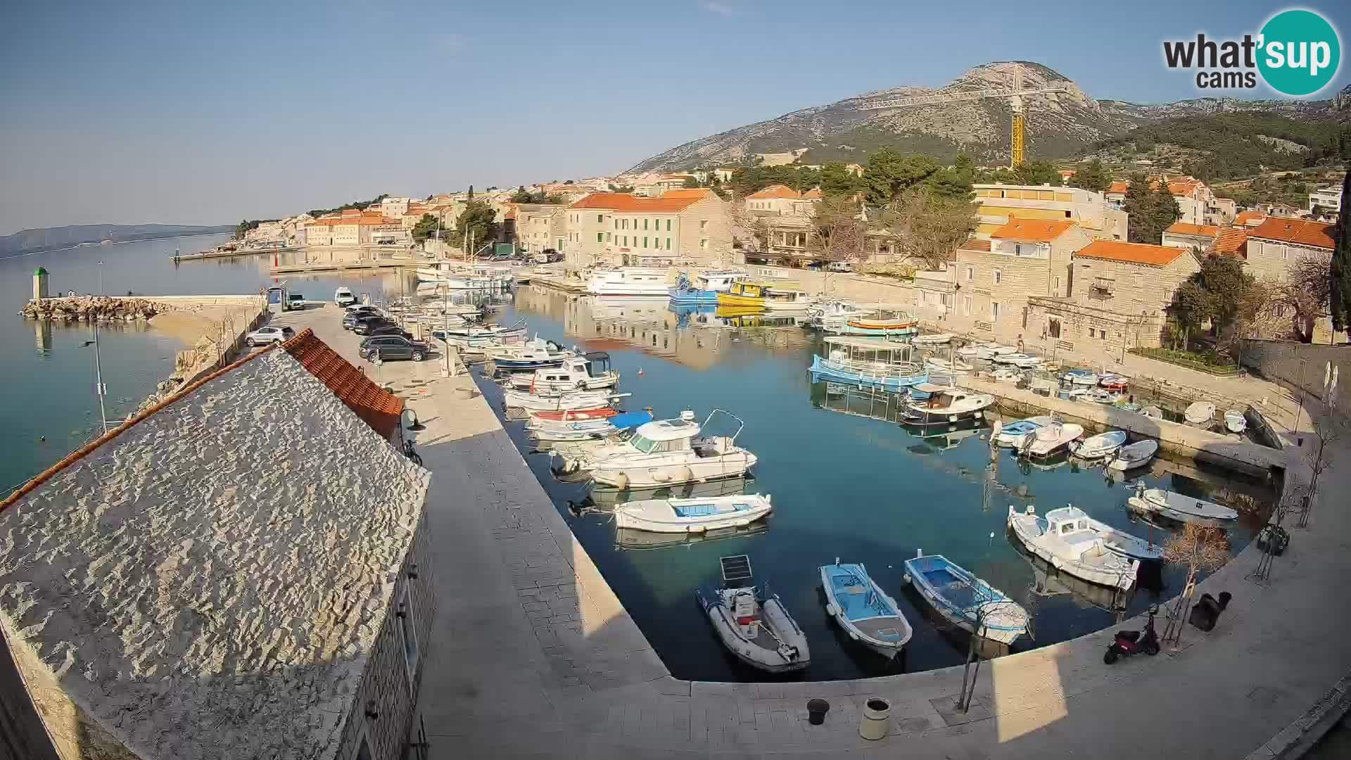 Web kamera Bol Riva – Pogled uživo na luku i marinu