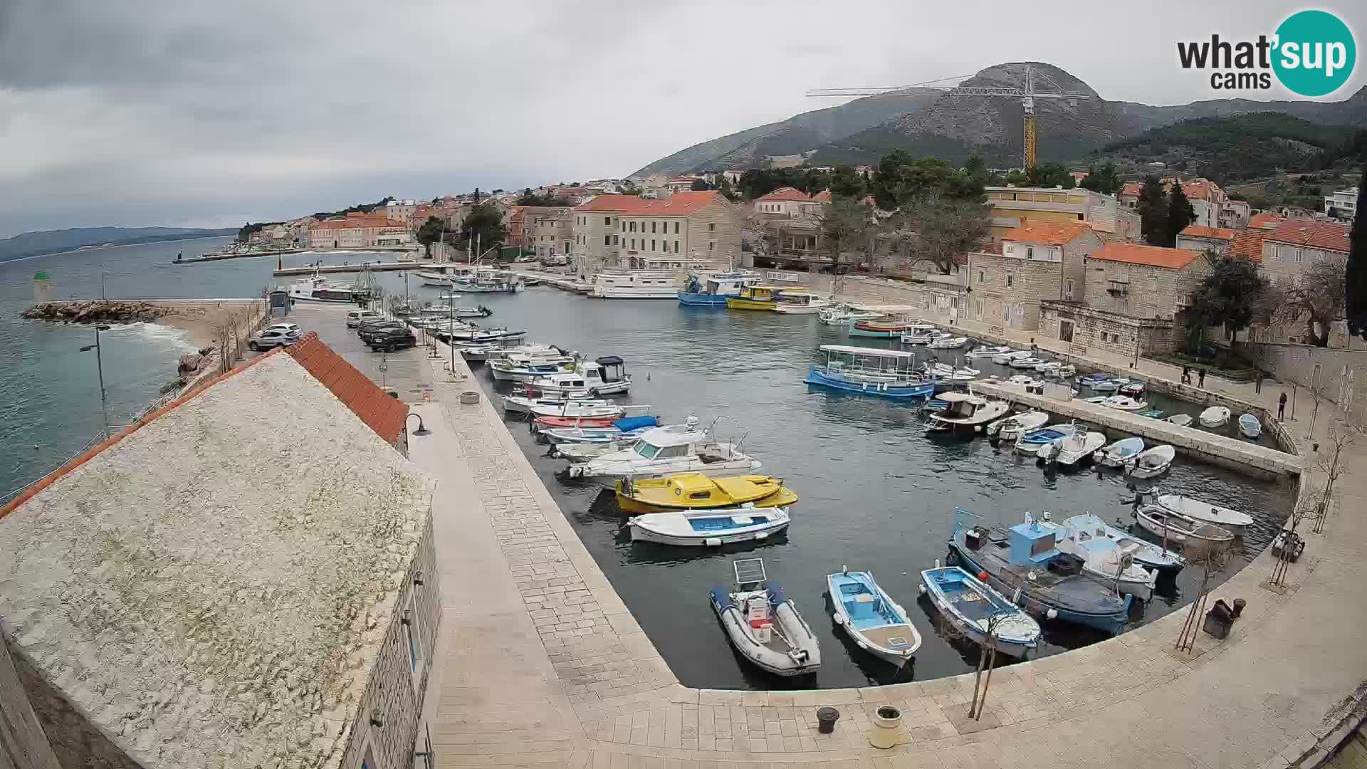 Spletna kamera Bol pristanišče – Pogled v živo na Rivo in marino
