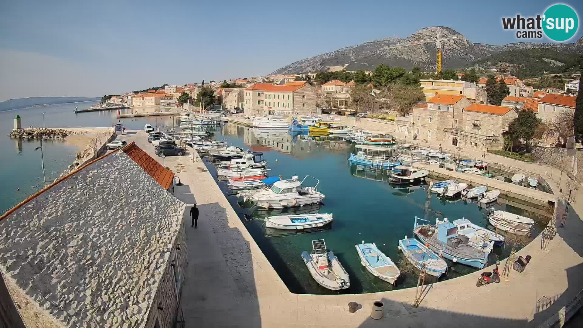 Spletna kamera Bol pristanišče – Pogled v živo na Rivo in marino
