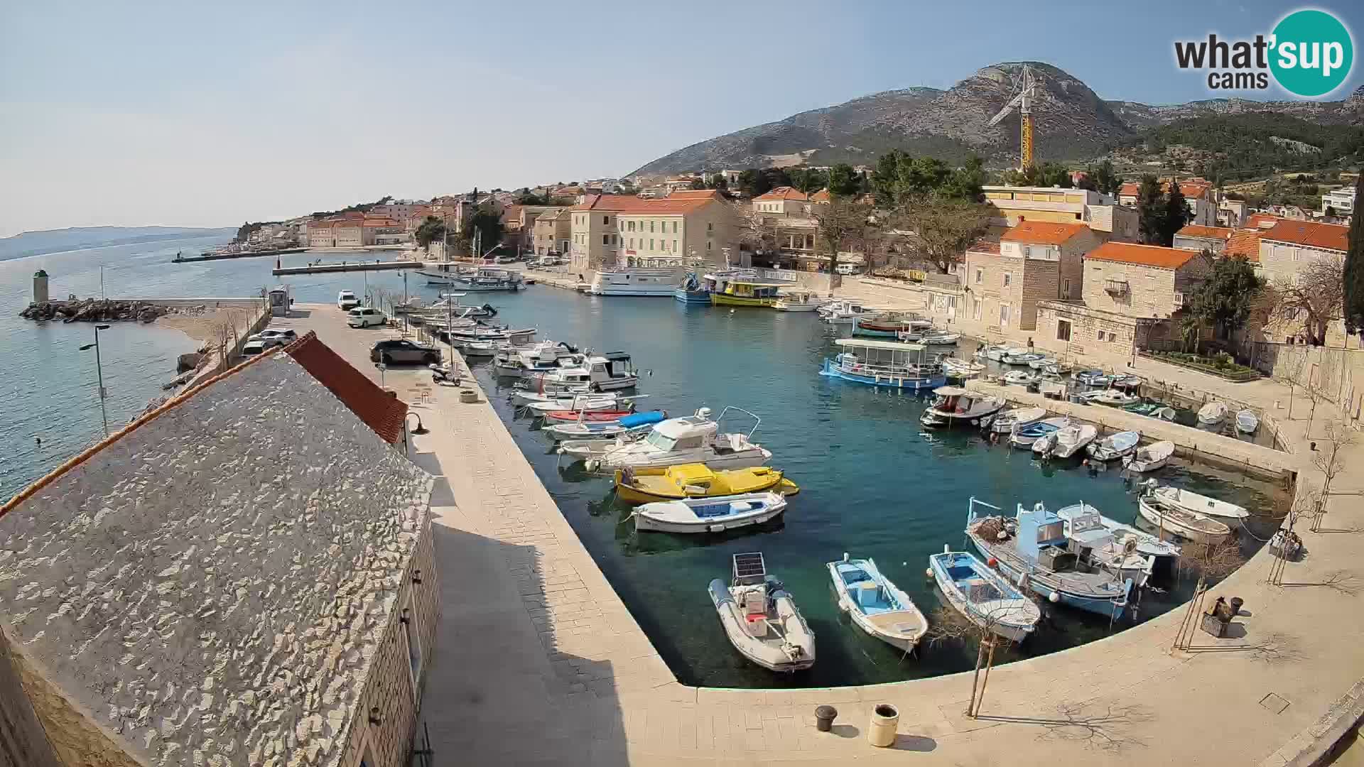 Spletna kamera Bol pristanišče – Pogled v živo na Rivo in marino