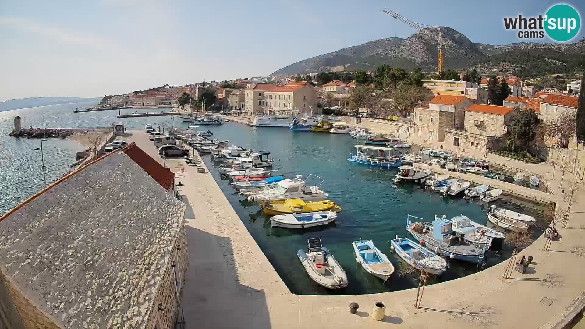 Web kamera Bol Riva – Pogled uživo na luku i marinu