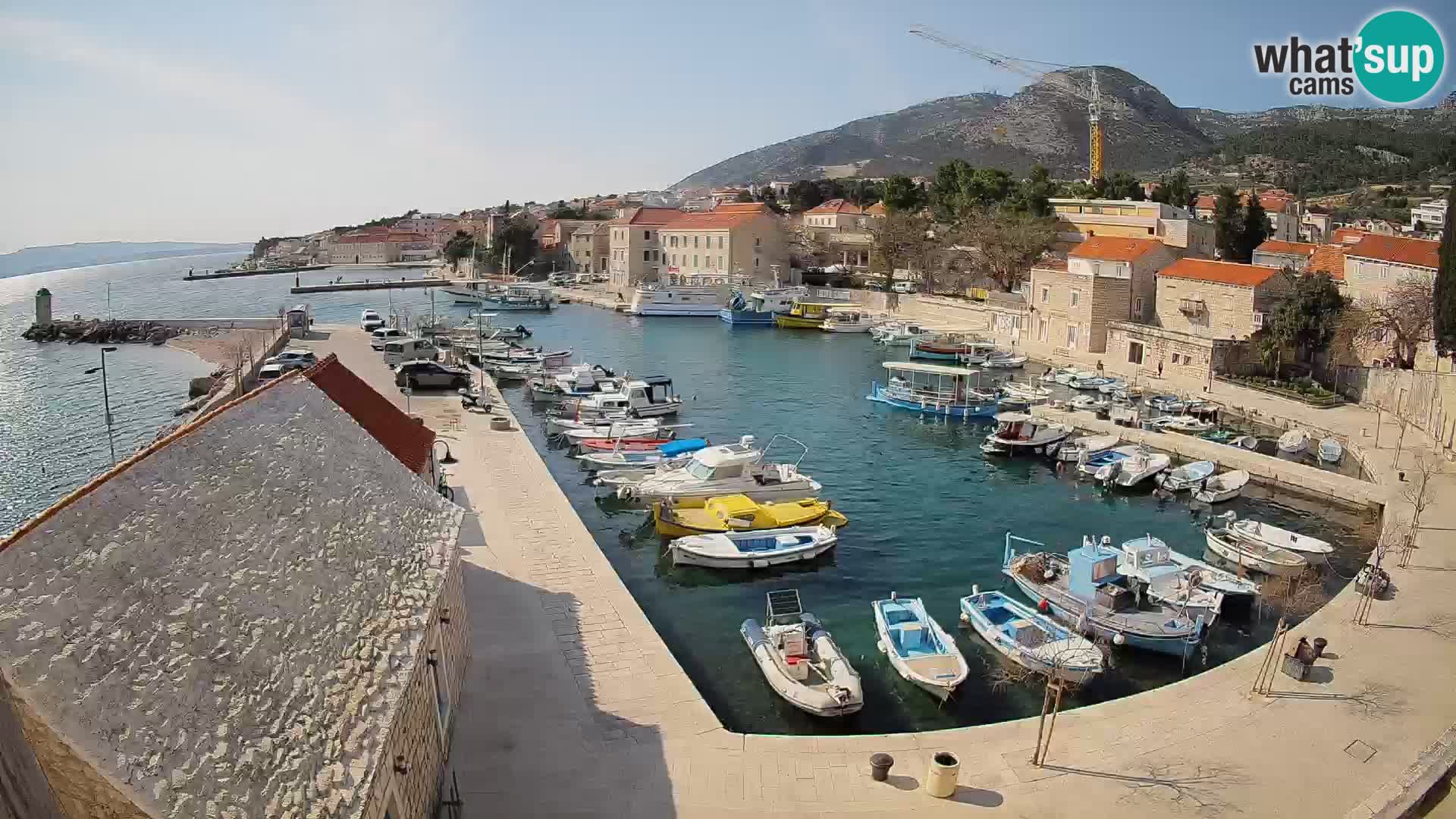 Spletna kamera Bol pristanišče – Pogled v živo na Rivo in marino