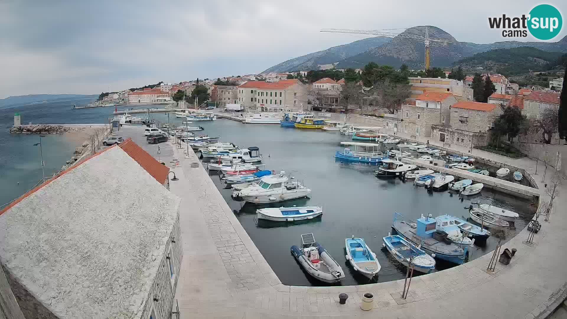 Web kamera Bol Riva – Pogled uživo na luku i marinu