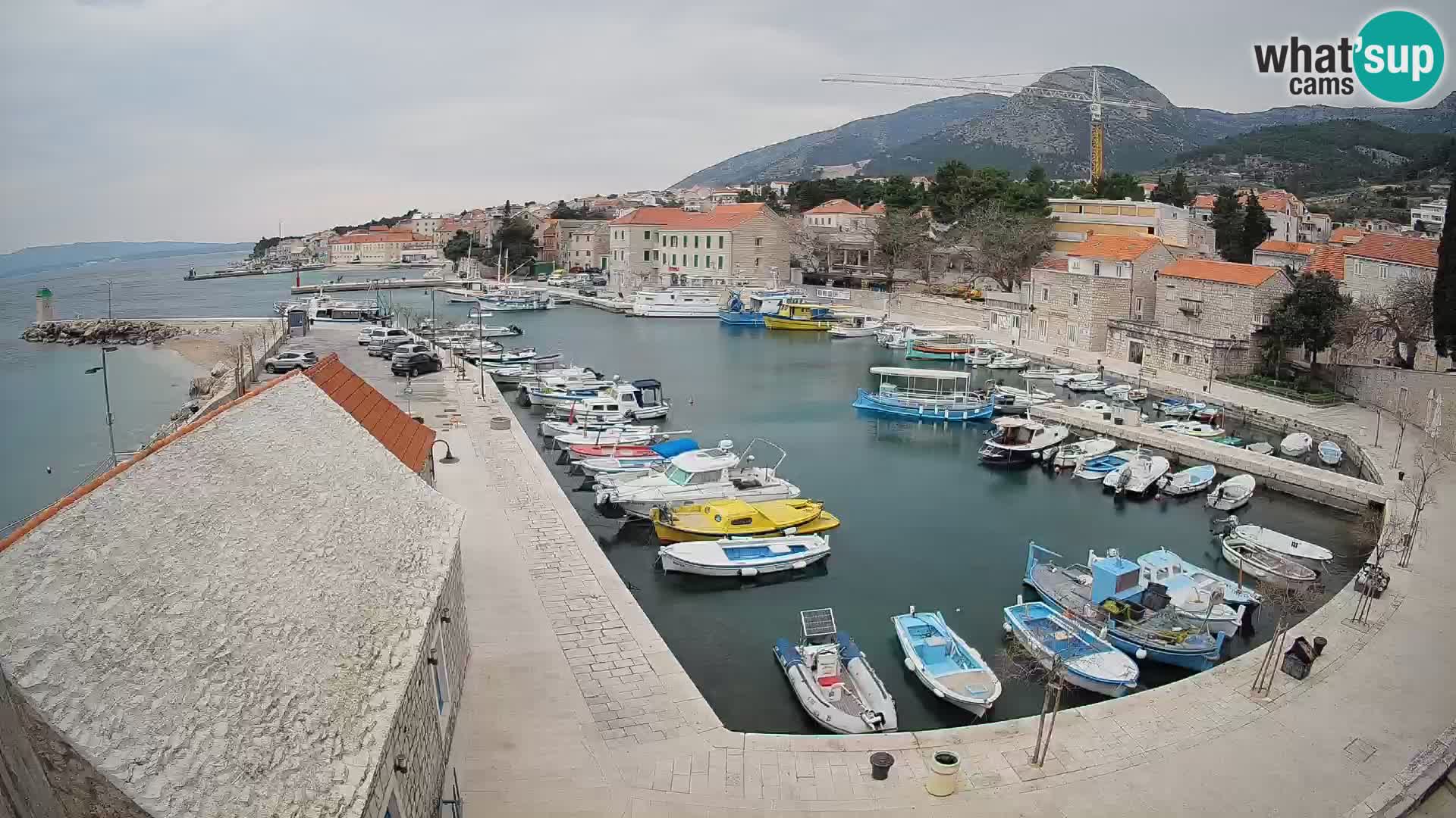 Spletna kamera Bol pristanišče – Pogled v živo na Rivo in marino