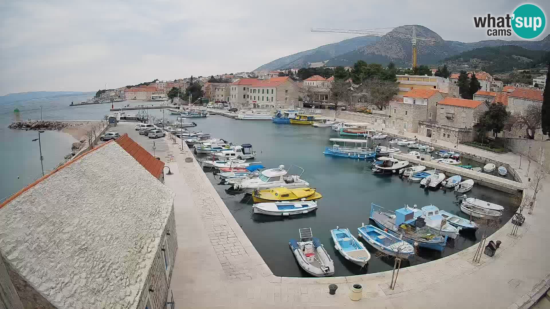 Web kamera Bol Riva – Pogled uživo na luku i marinu