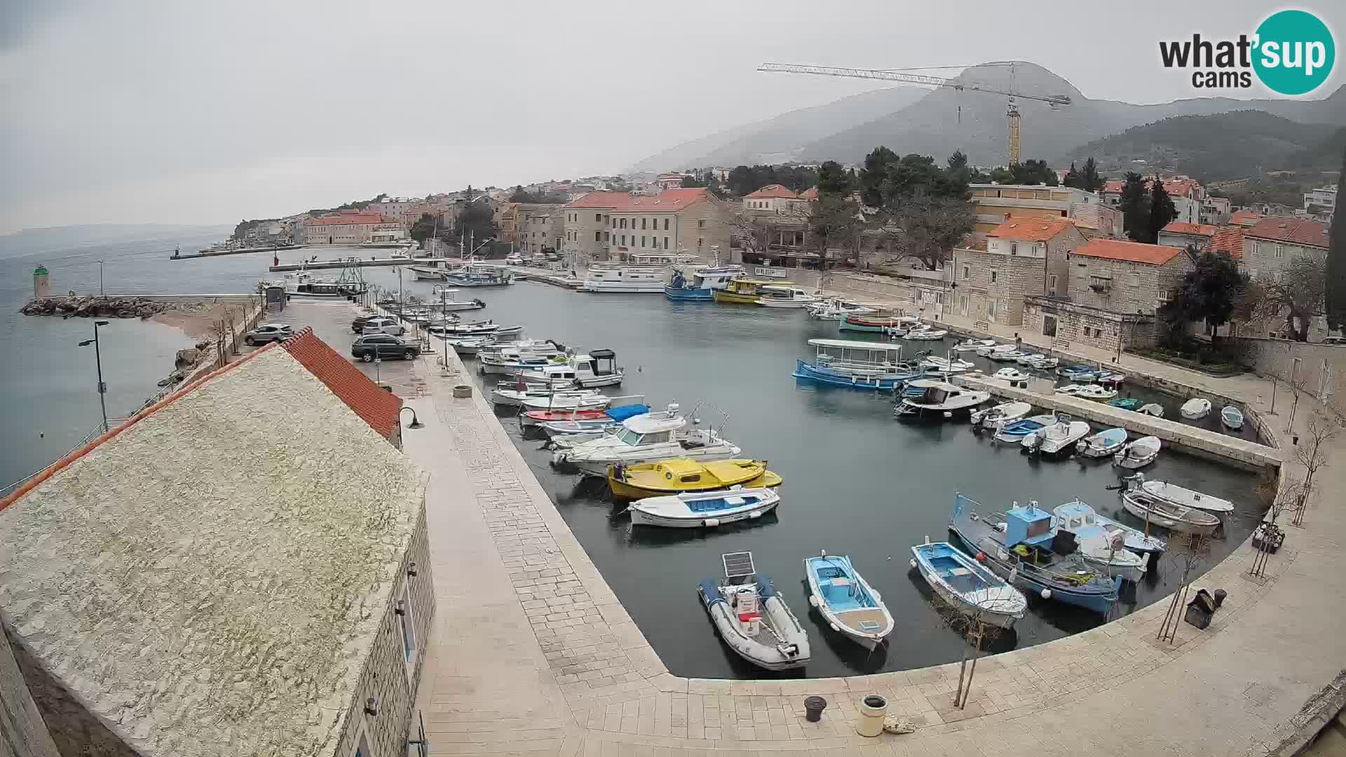 Spletna kamera Bol pristanišče – Pogled v živo na Rivo in marino