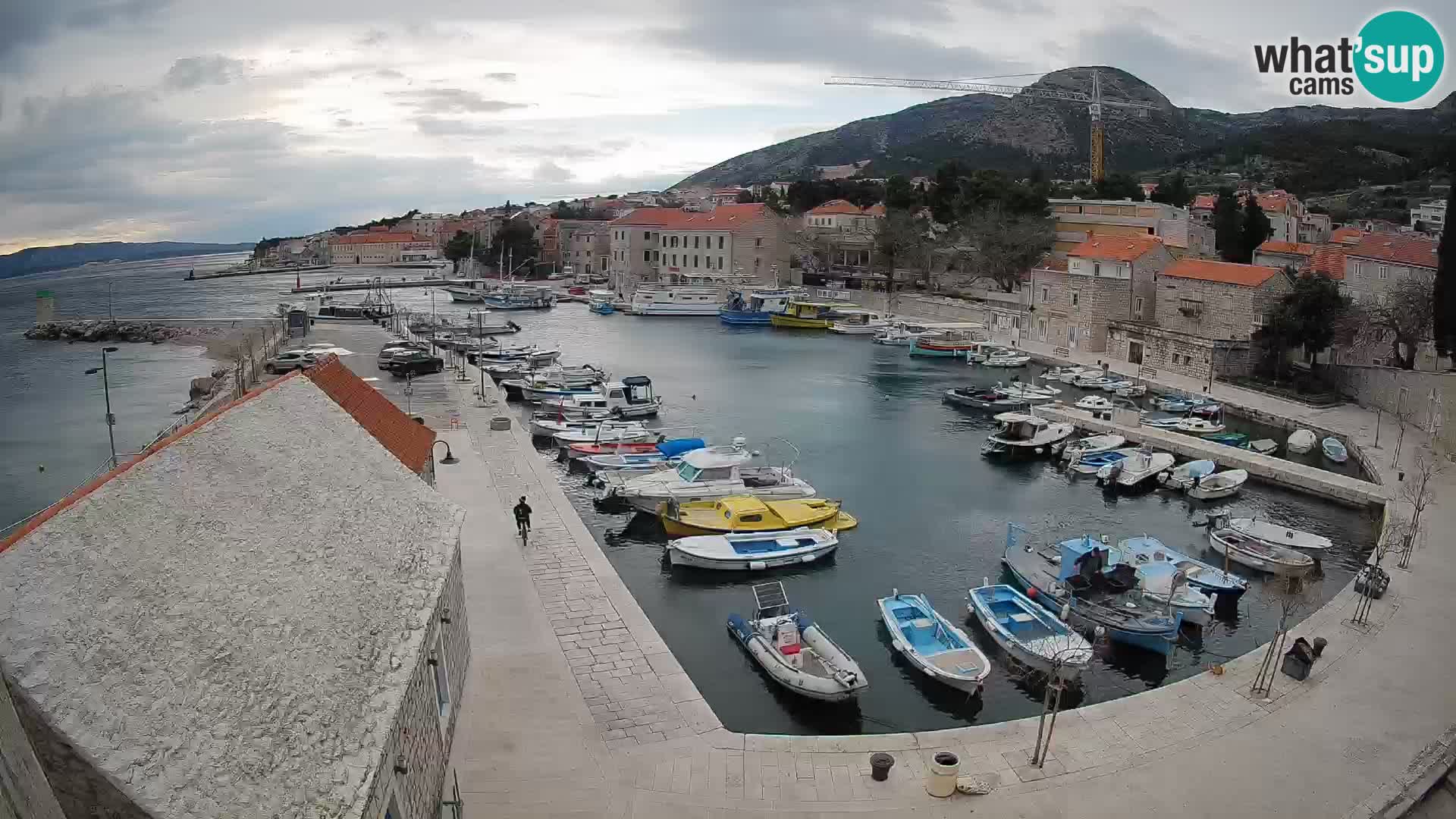 Spletna kamera Bol pristanišče – Pogled v živo na Rivo in marino
