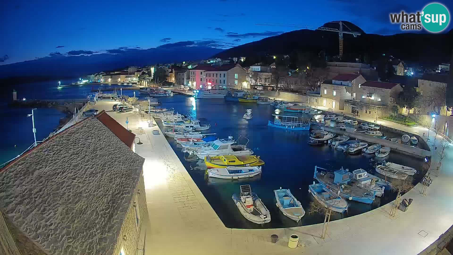 Spletna kamera Bol pristanišče – Pogled v živo na Rivo in marino