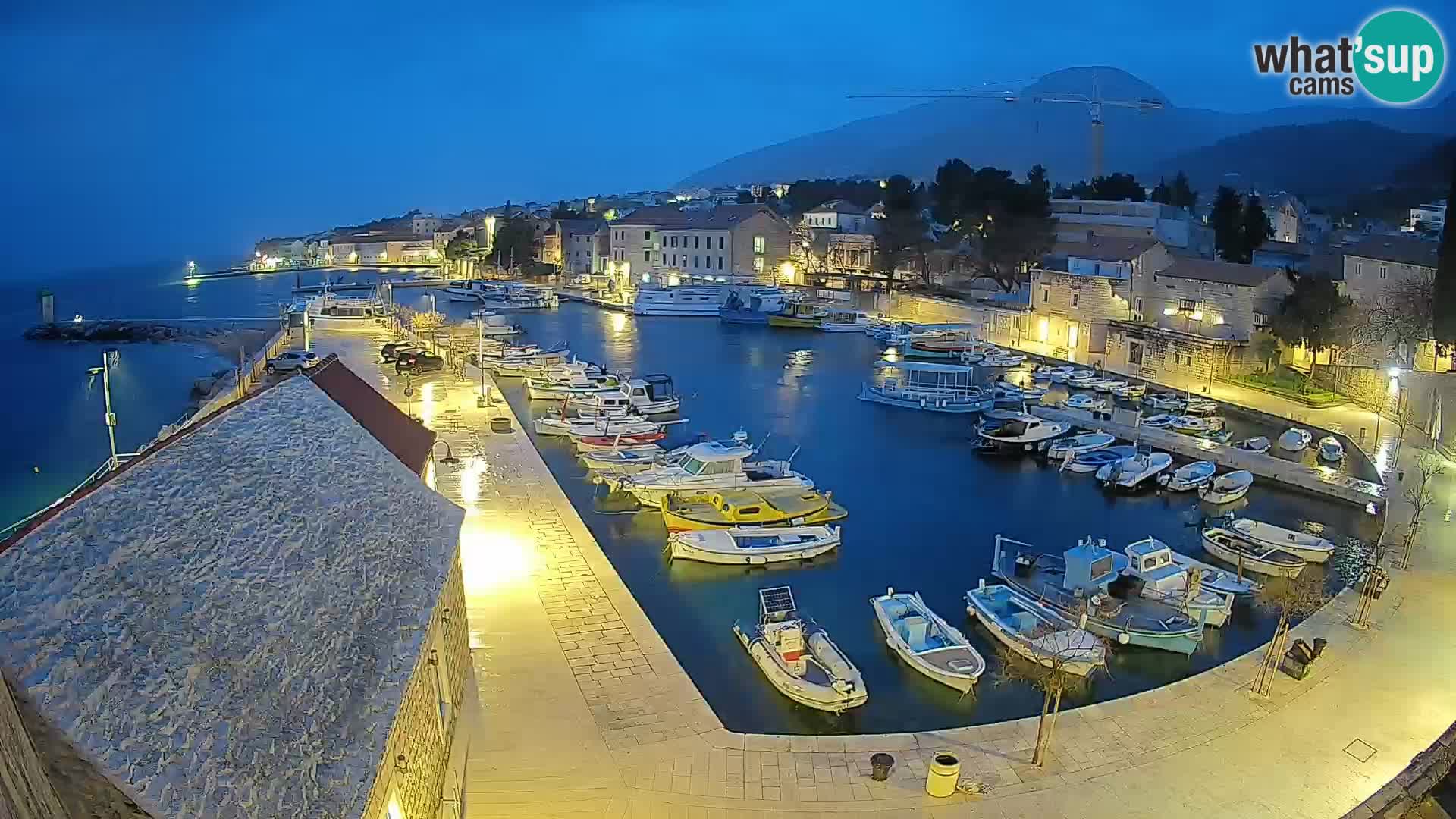 Webcam porto di Bol – Vista live sulla Riva e Marina